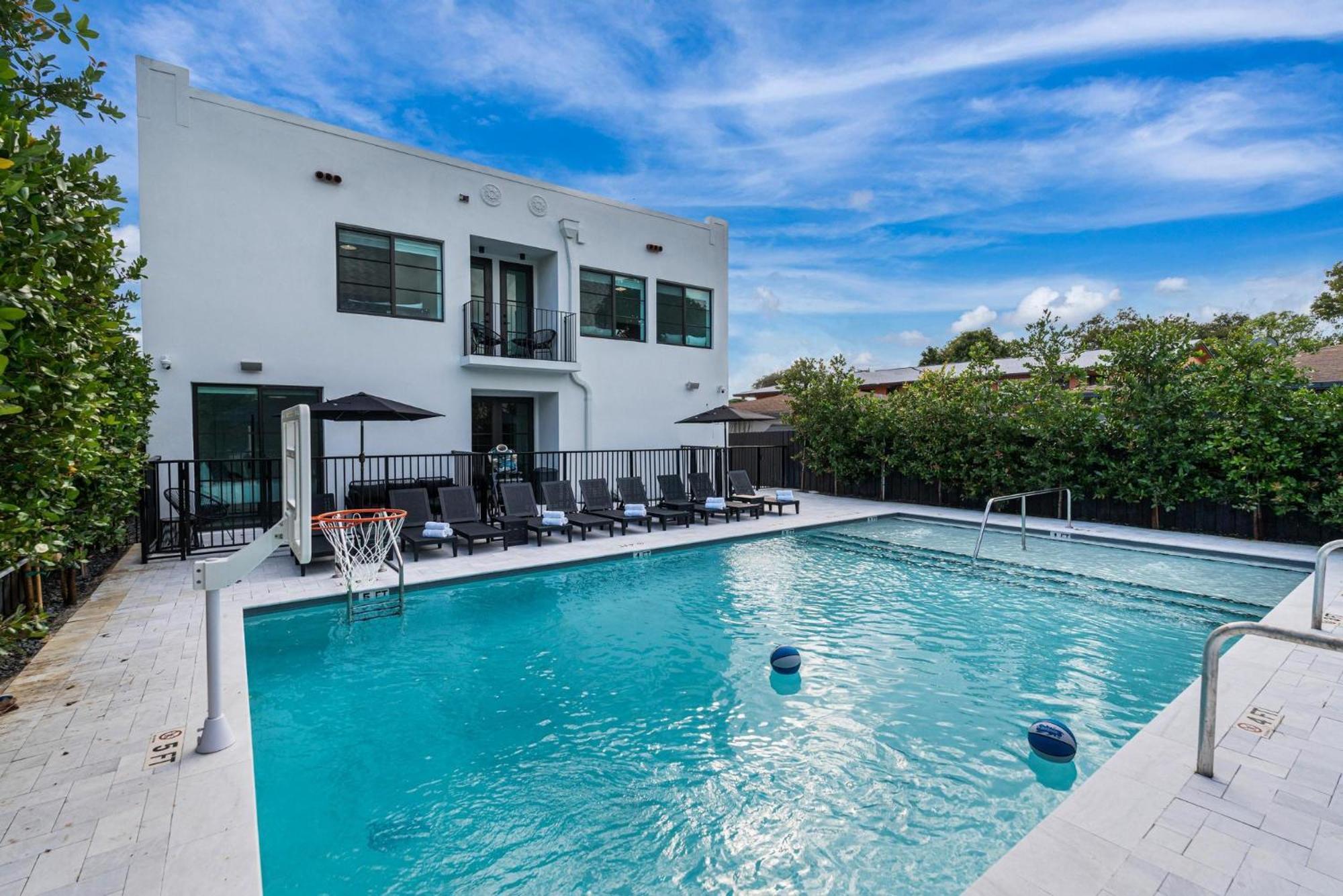 Lux Retreat By Renzzi Apartment Miami