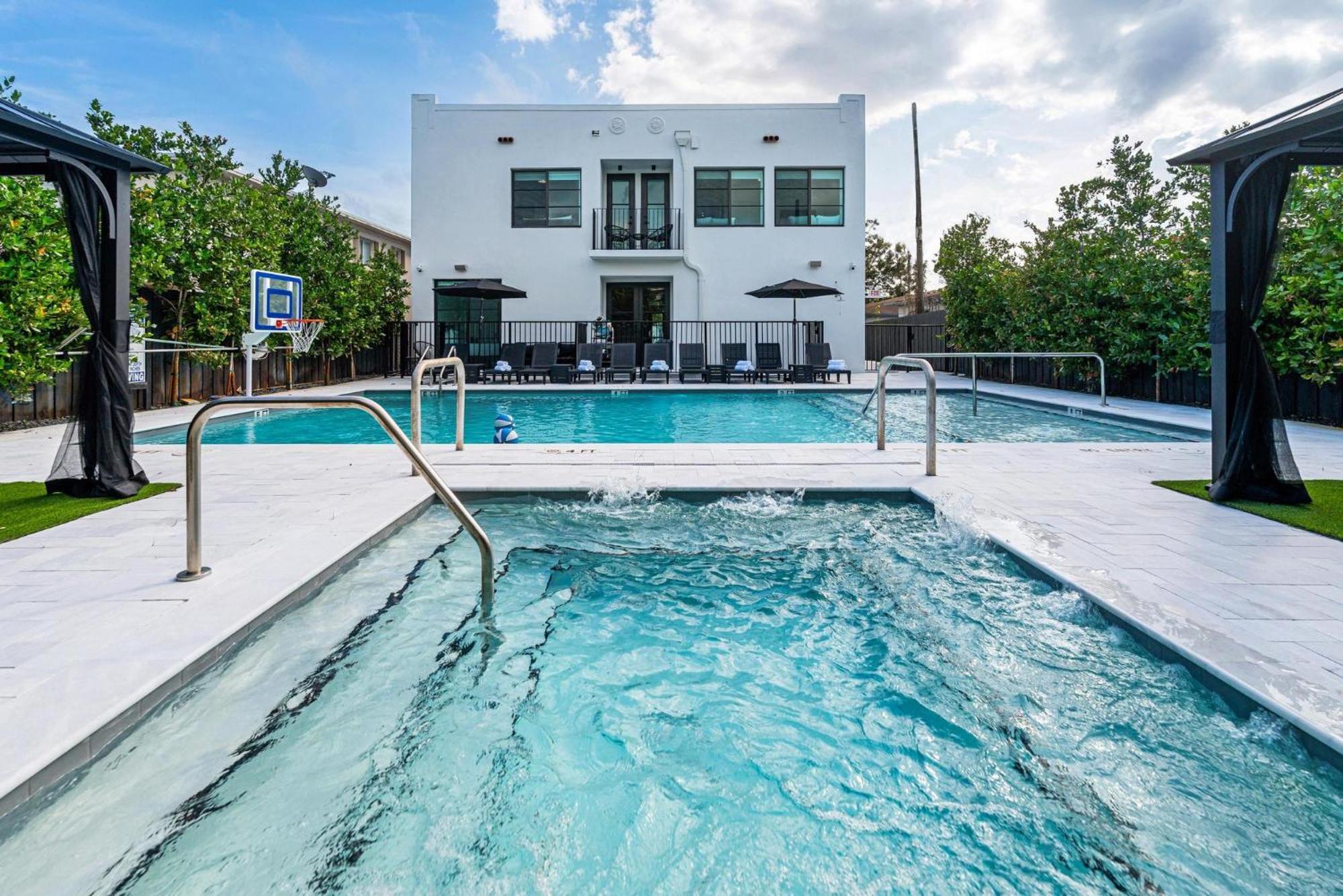 Lux Retreat By Renzzi *