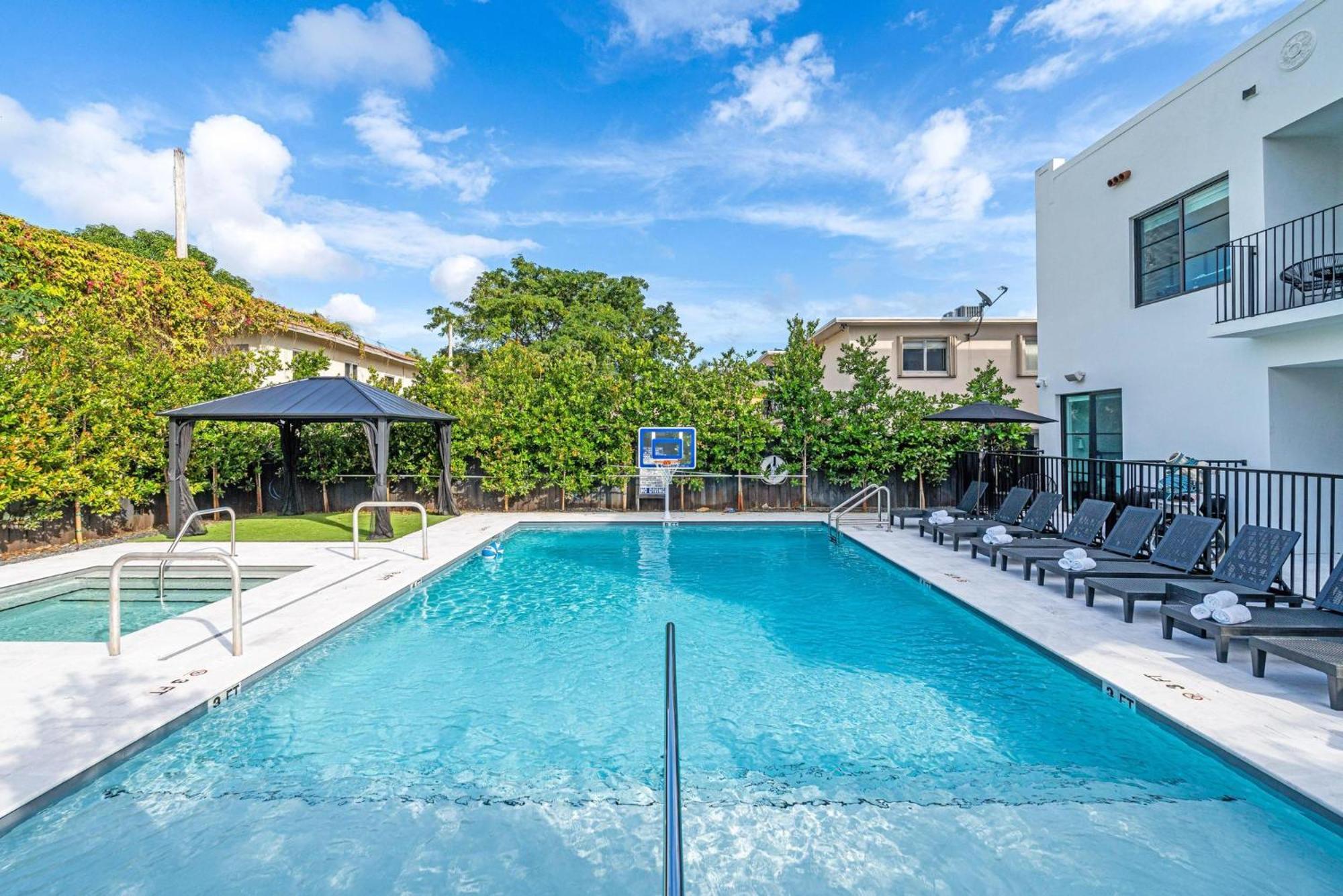 Lux Retreat By Renzzi Apartment