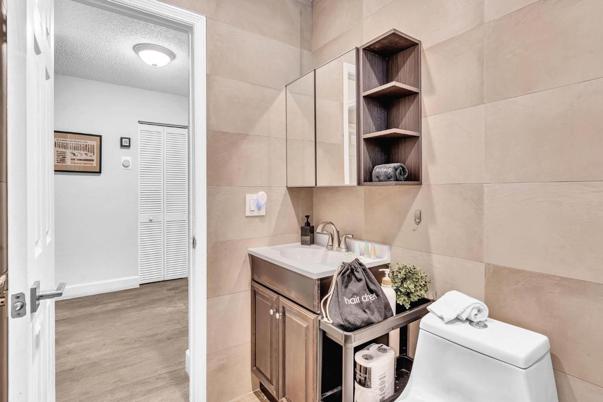 Estelo's Place - Modern Townhouse With King Bed, Only 5 Min From The Airport! Miami