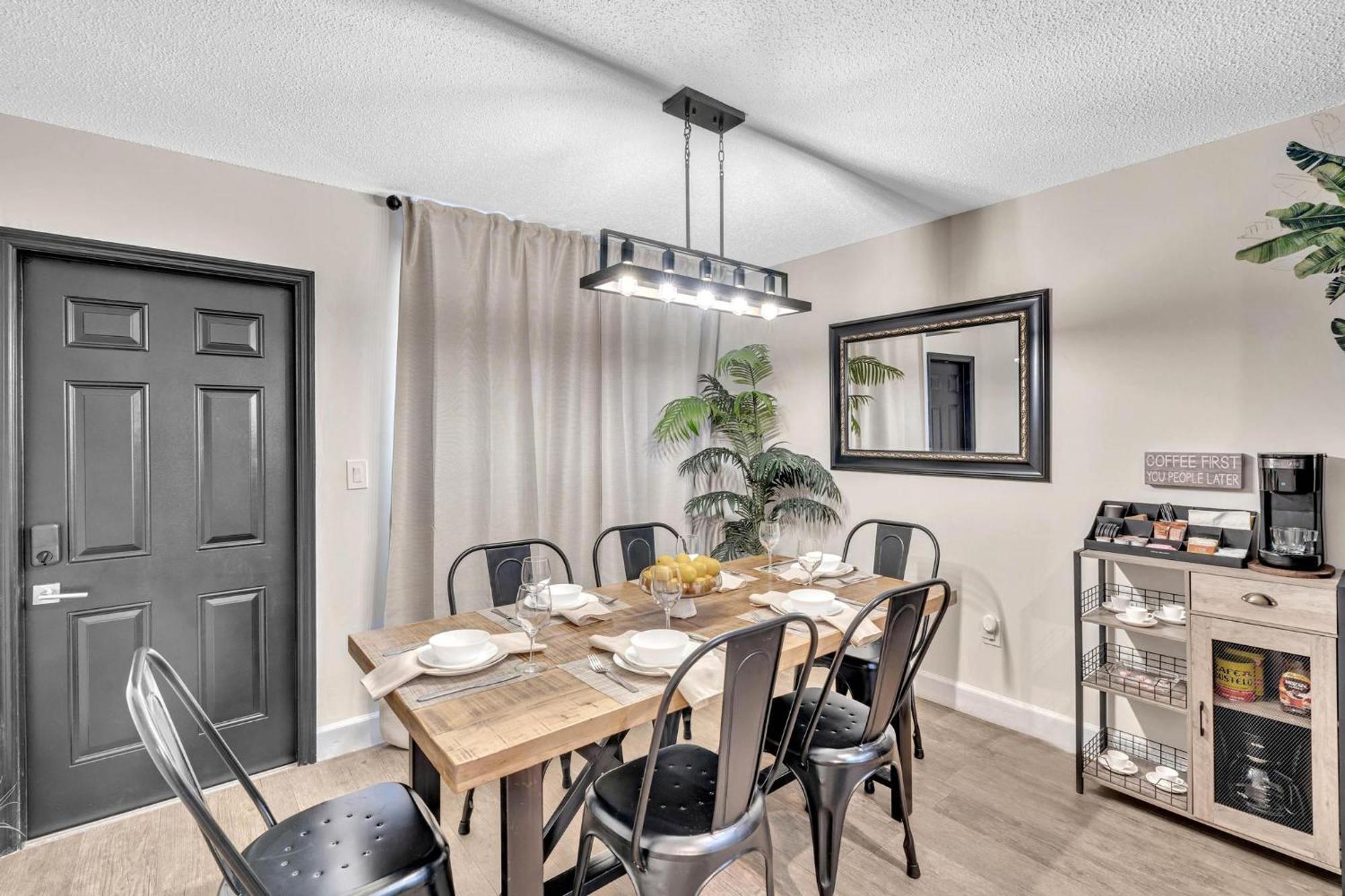 Estelo's Place - Modern Townhouse With King Bed, Only 5 Min From The Airport! Miami