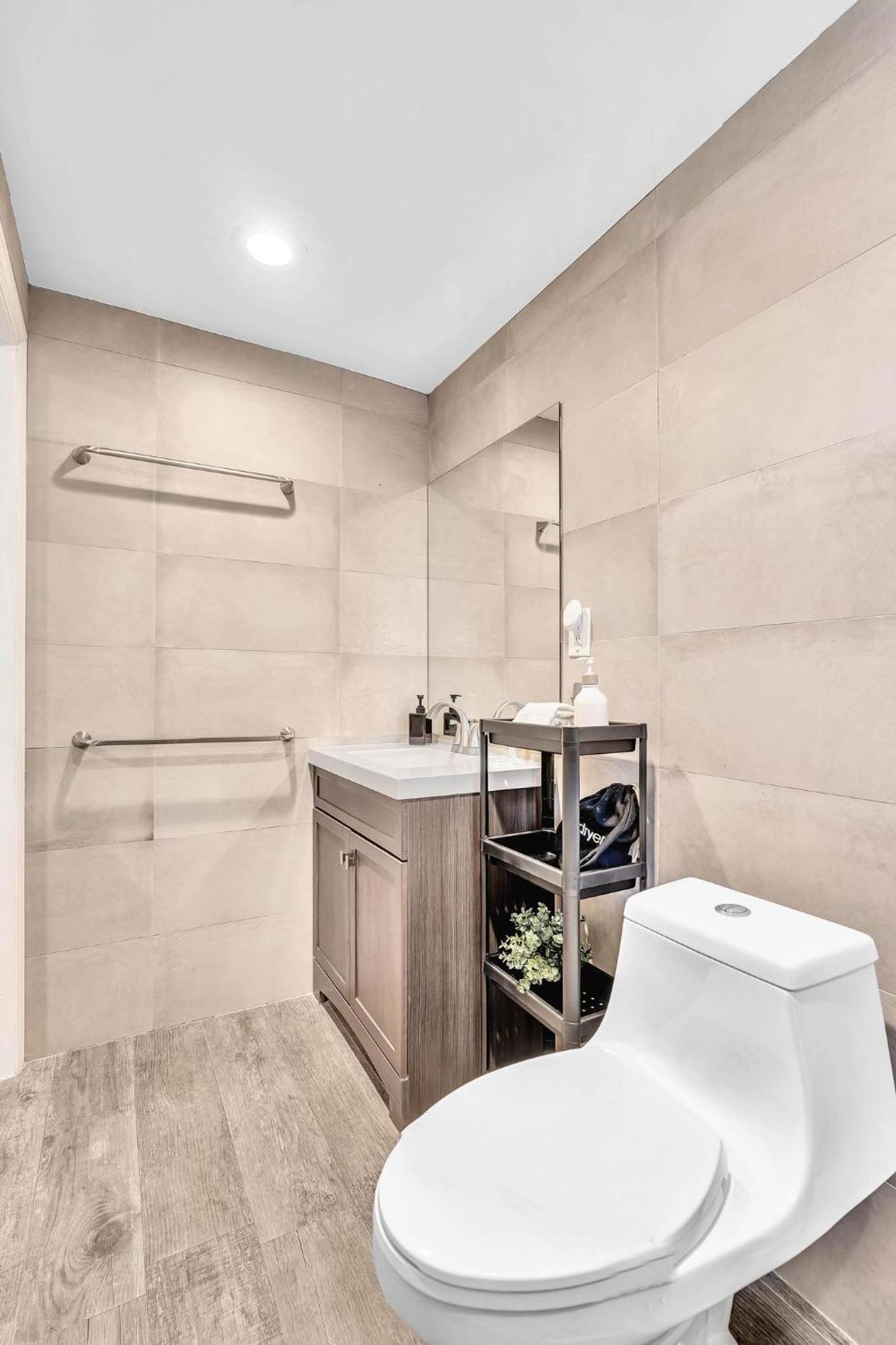 Casa de férias Estelo's Place - Modern Townhouse With King Bed, Only 5 Min From The Airport! *