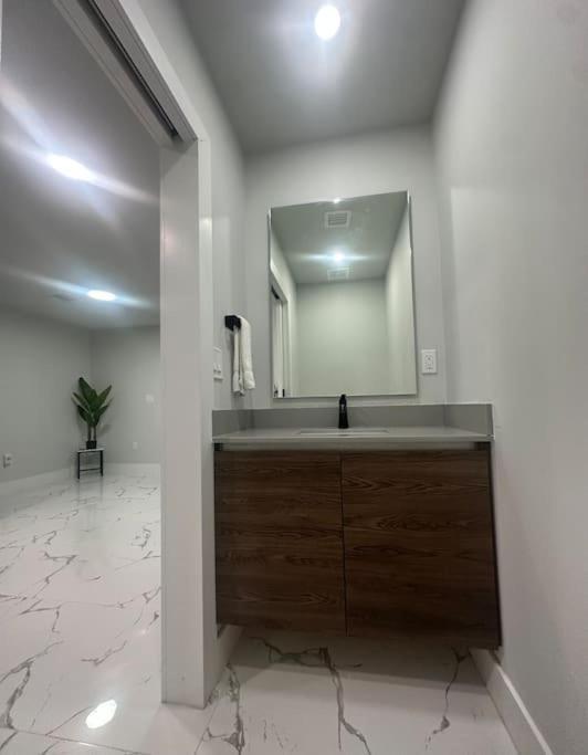 Luxe 3 Bed & 3 Bath Minutes From Design District Villa *