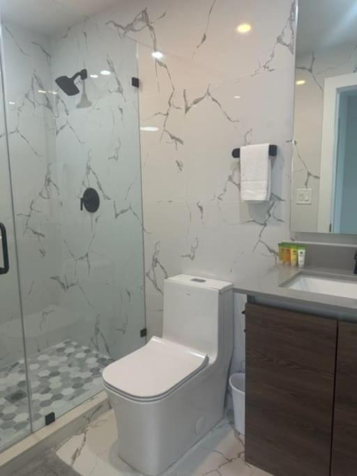 Luxe 3 Bed & 3 Bath Minutes From Design District Villa