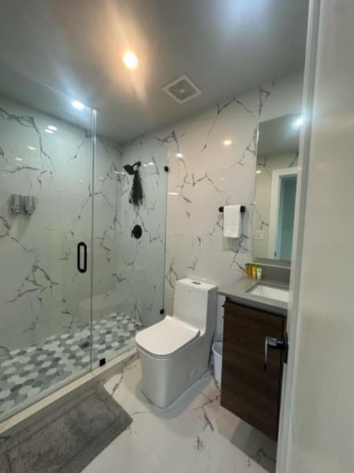 Luxe 3 Bed & 3 Bath Minutes From Design District Villa *