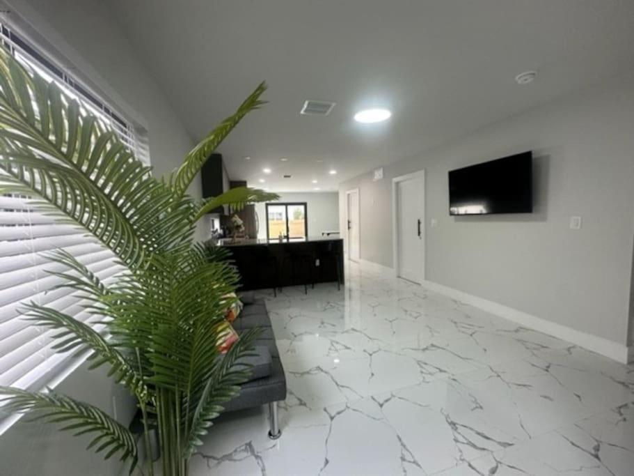 Luxe 3 Bed & 3 Bath Minutes From Design District Villa *