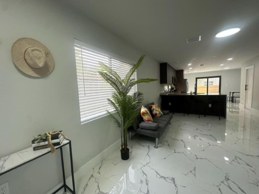 Luxe 3 Bed & 3 Bath Minutes From Design District Villa