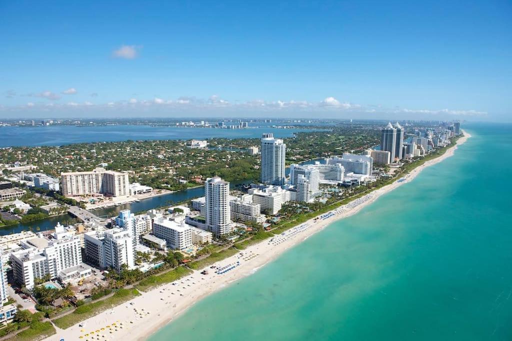 Luxe 3 Bed & 3 Bath Minutes From Design District Villa *