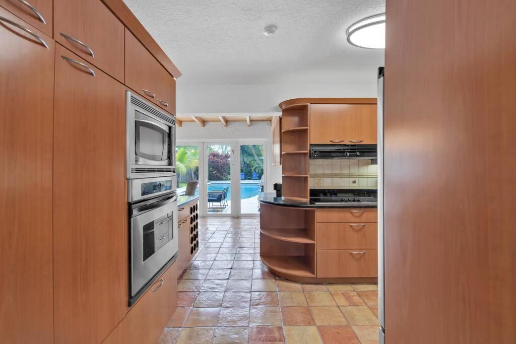 6 Bedrooms Oasis Treat With Oversized Pool, 9 Minutes To The * Miami