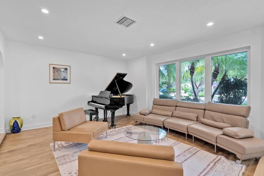 6 Bedrooms Oasis Treat With Oversized Pool, 9 Minutes To The Villa