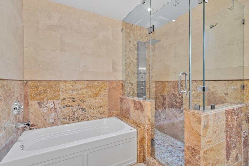 6 Bedrooms Oasis Treat With Oversized Pool, 9 Minutes To The
