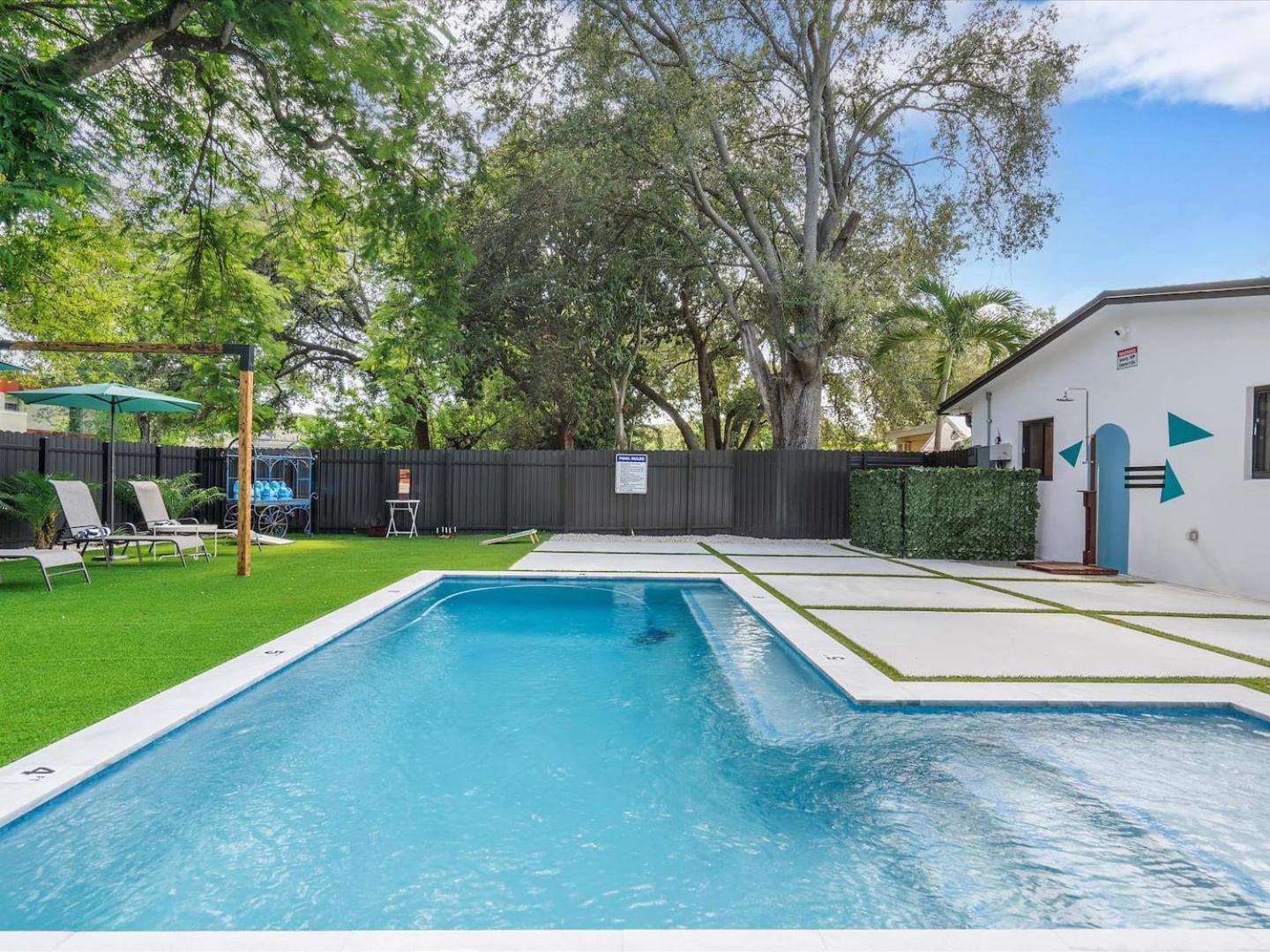 Getaway Luxe Pool Garden & Courtyard Apartment *
