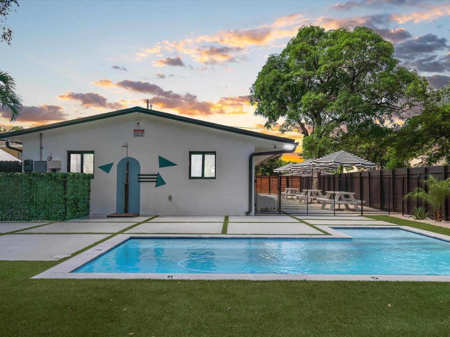 Apartment Getaway Luxe Pool Garden & Courtyard *