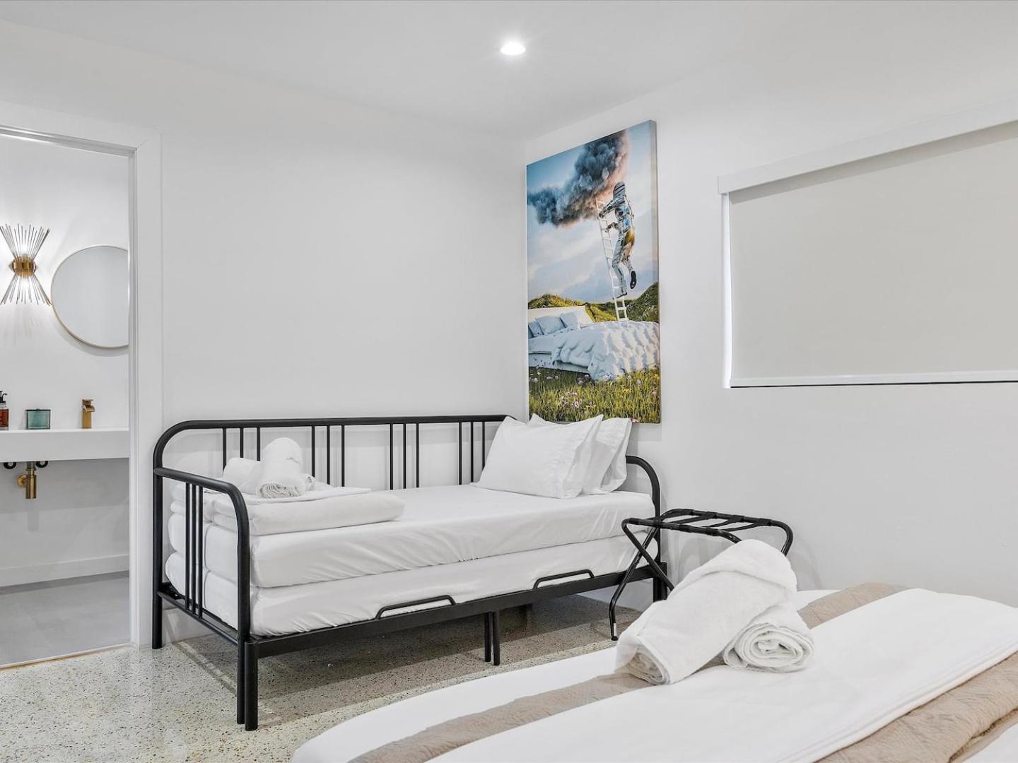 Heart Of Wd Pool & Close To Beach Apartment