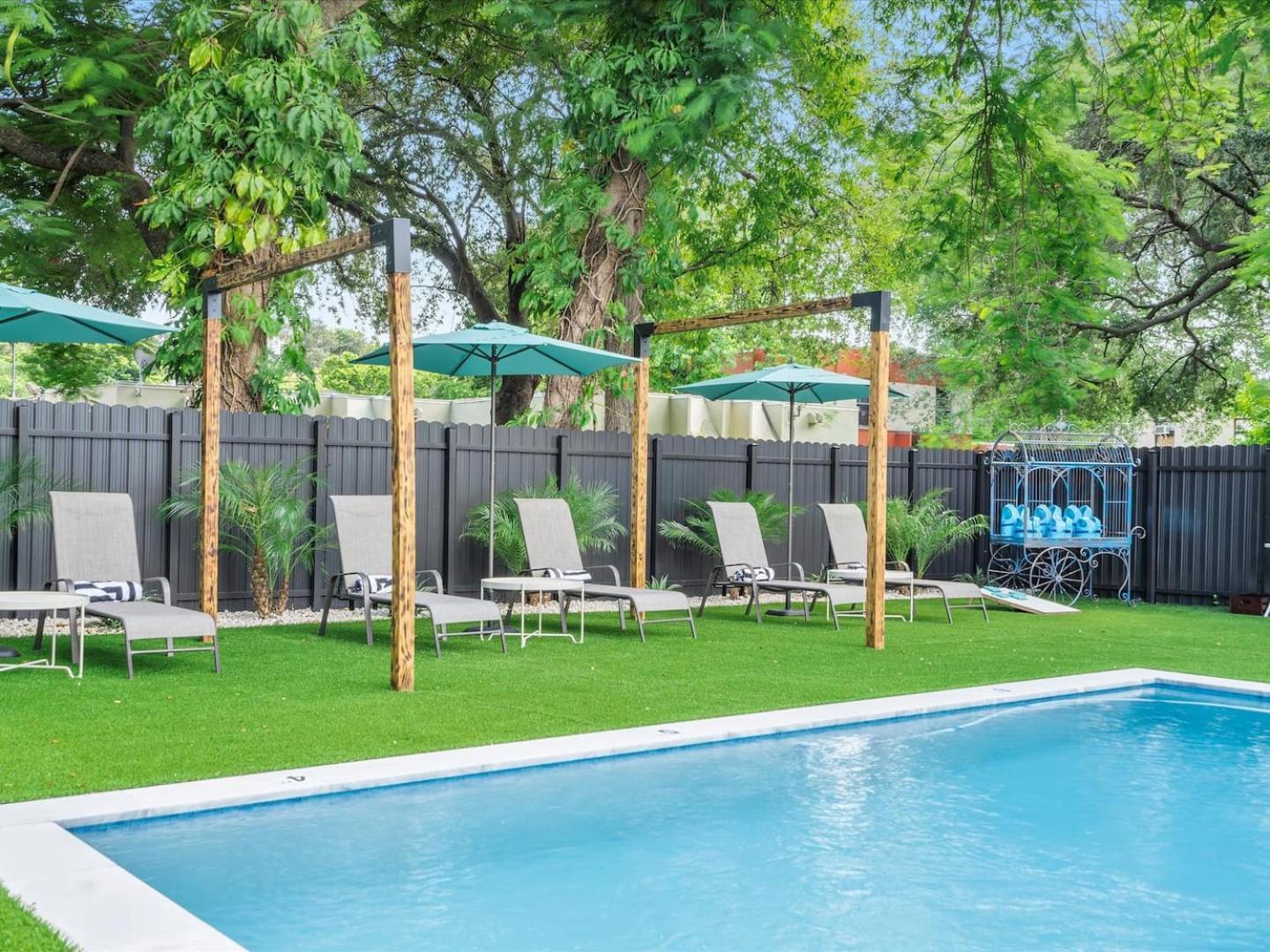 Getaway Luxe Pool Garden & Courtyard Apartment *
