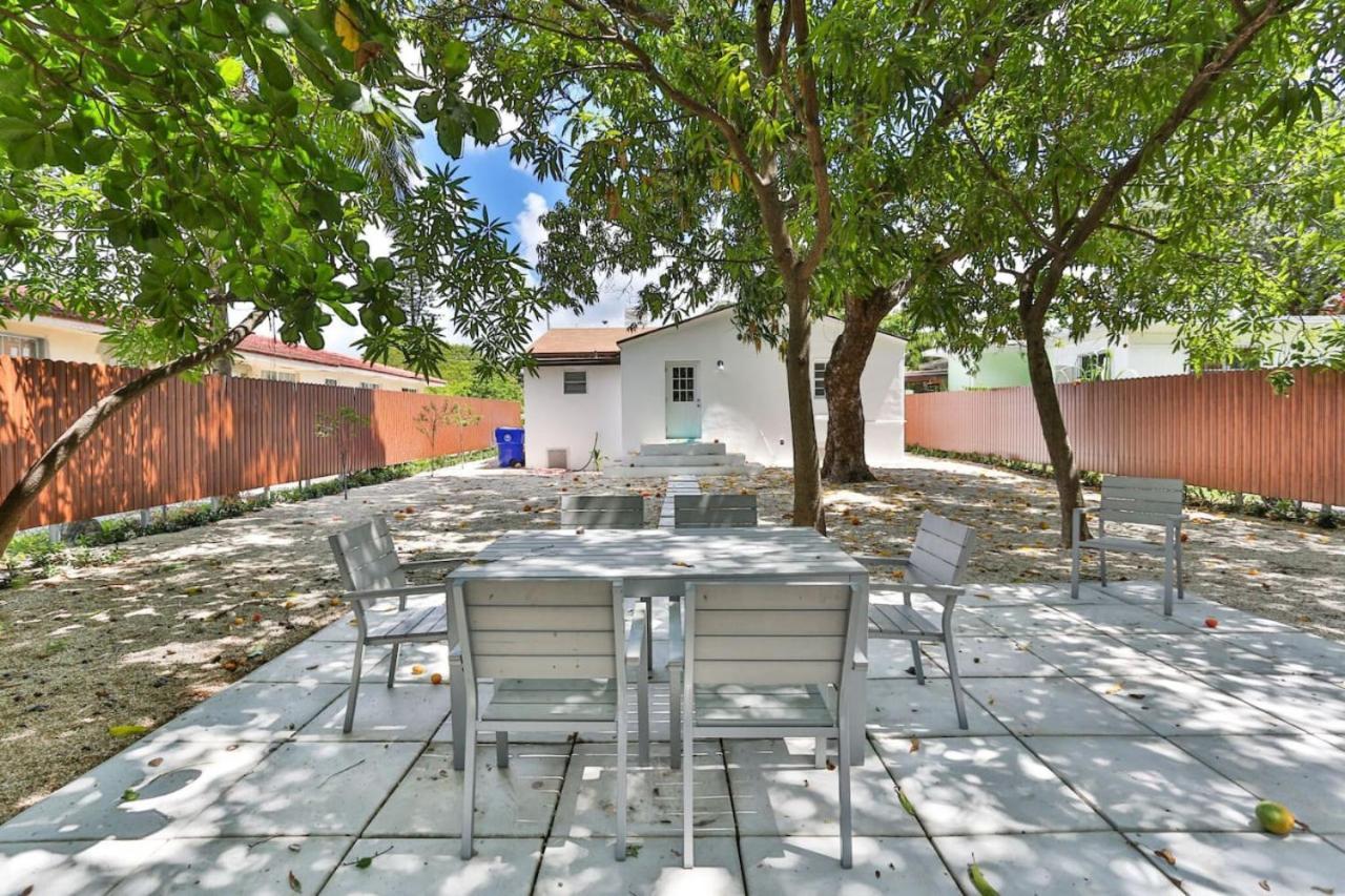 Modern Rock Themed House W Hot Tub Huge Yard Miami