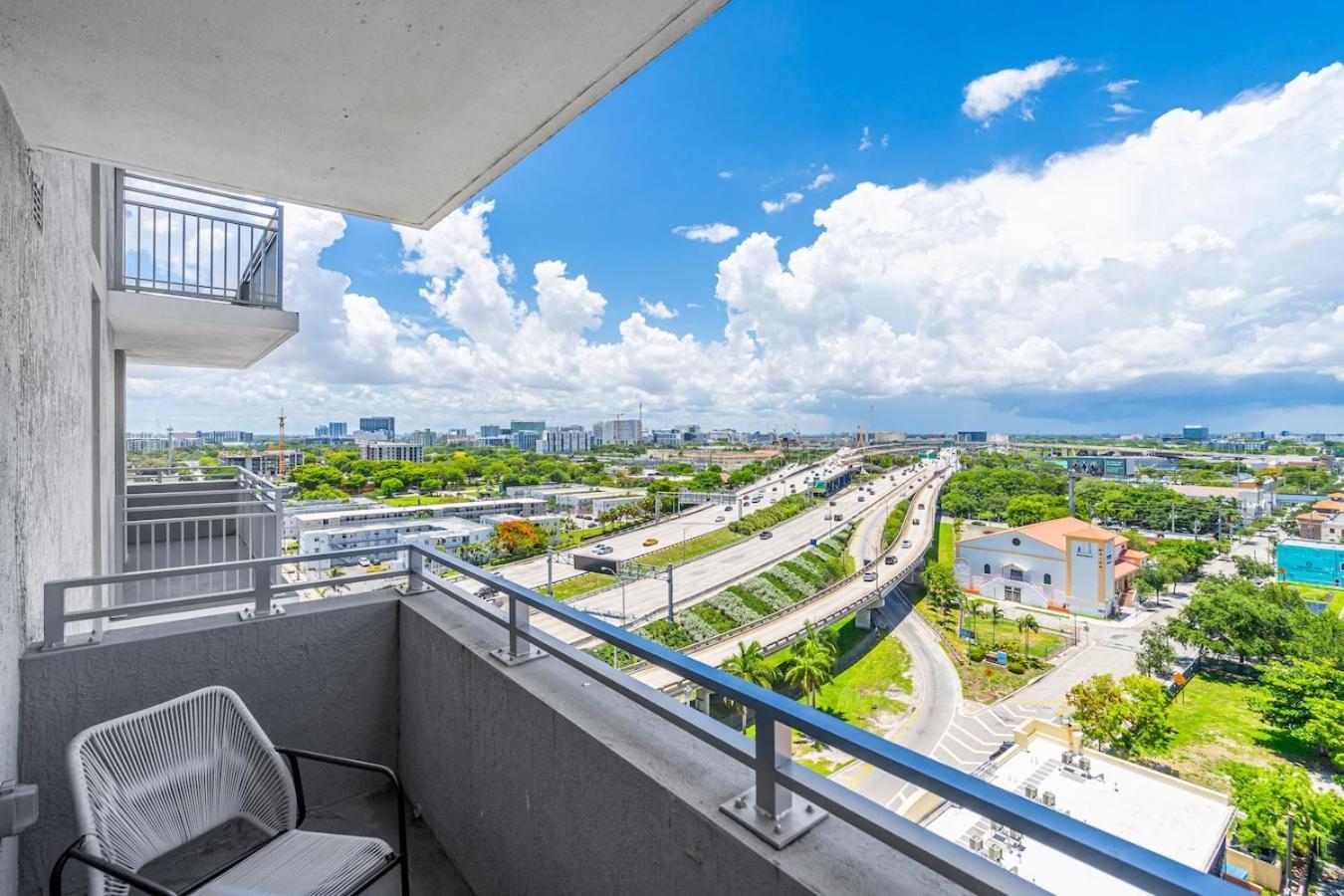 Prime Location 3 Bed Gem Near Brickell With Parking Apartment *