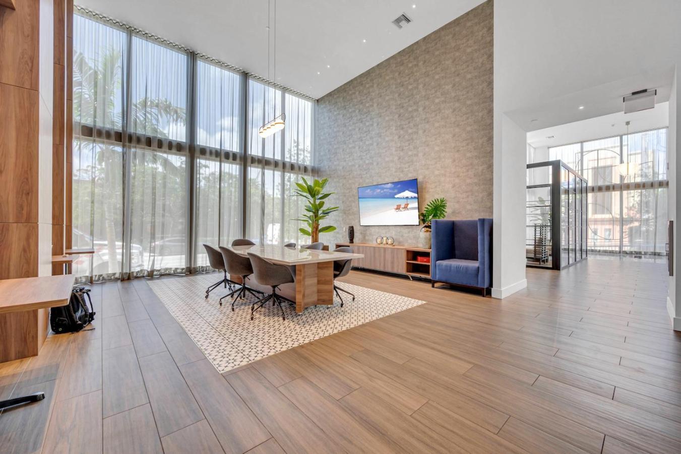Prime Location 3 Bed Gem Near Brickell With Parking Apartment *