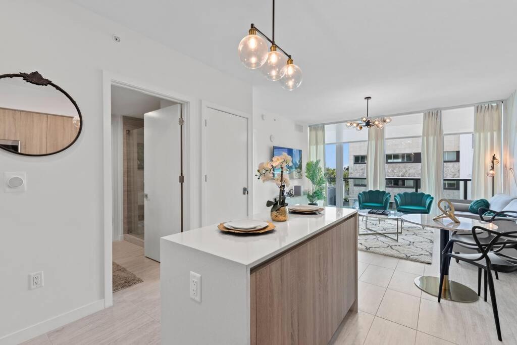 Luxury 1 Bdrm/1b In Design District Area