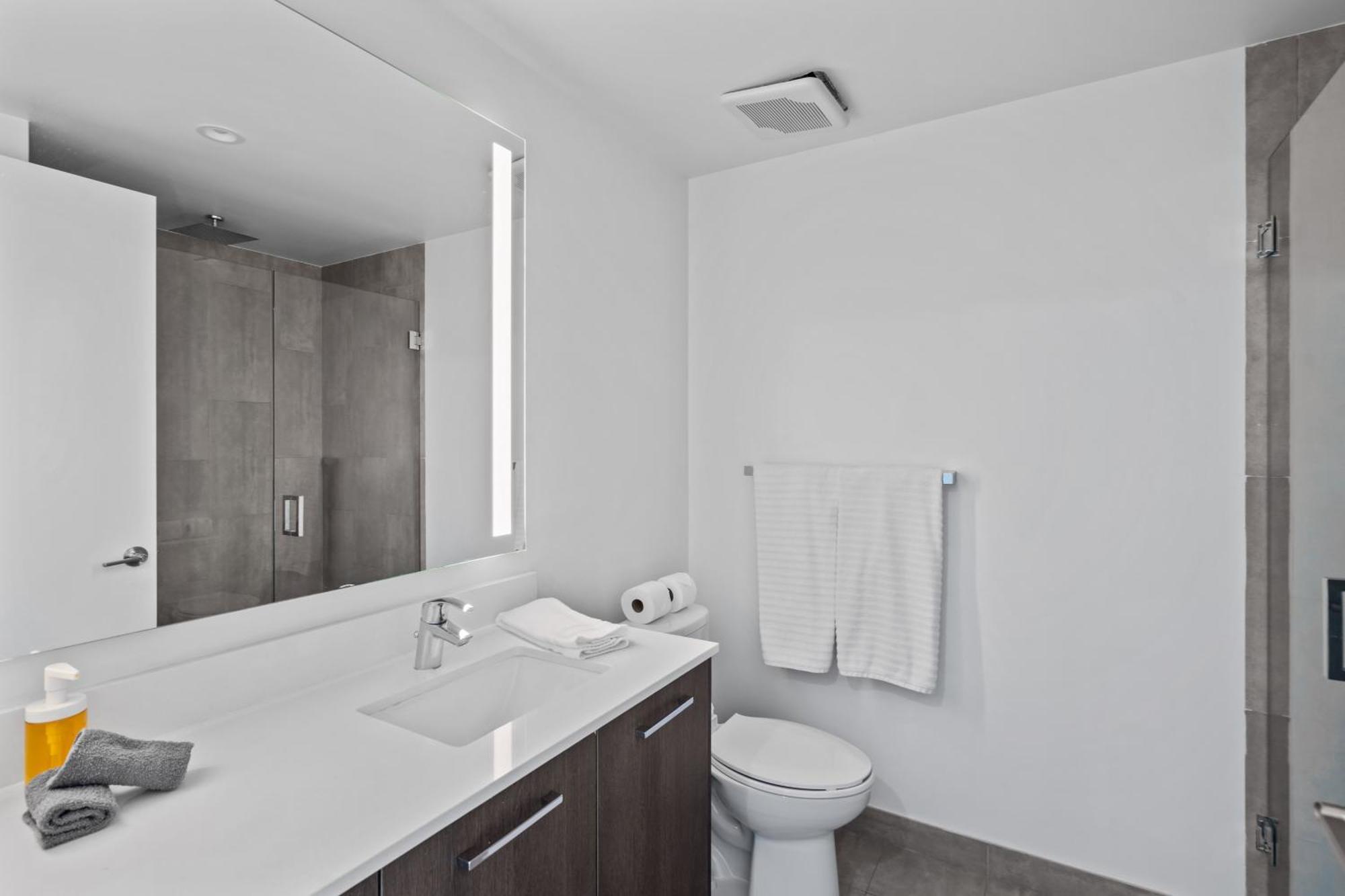 Incredible Unit In The Heart Of Downtown *