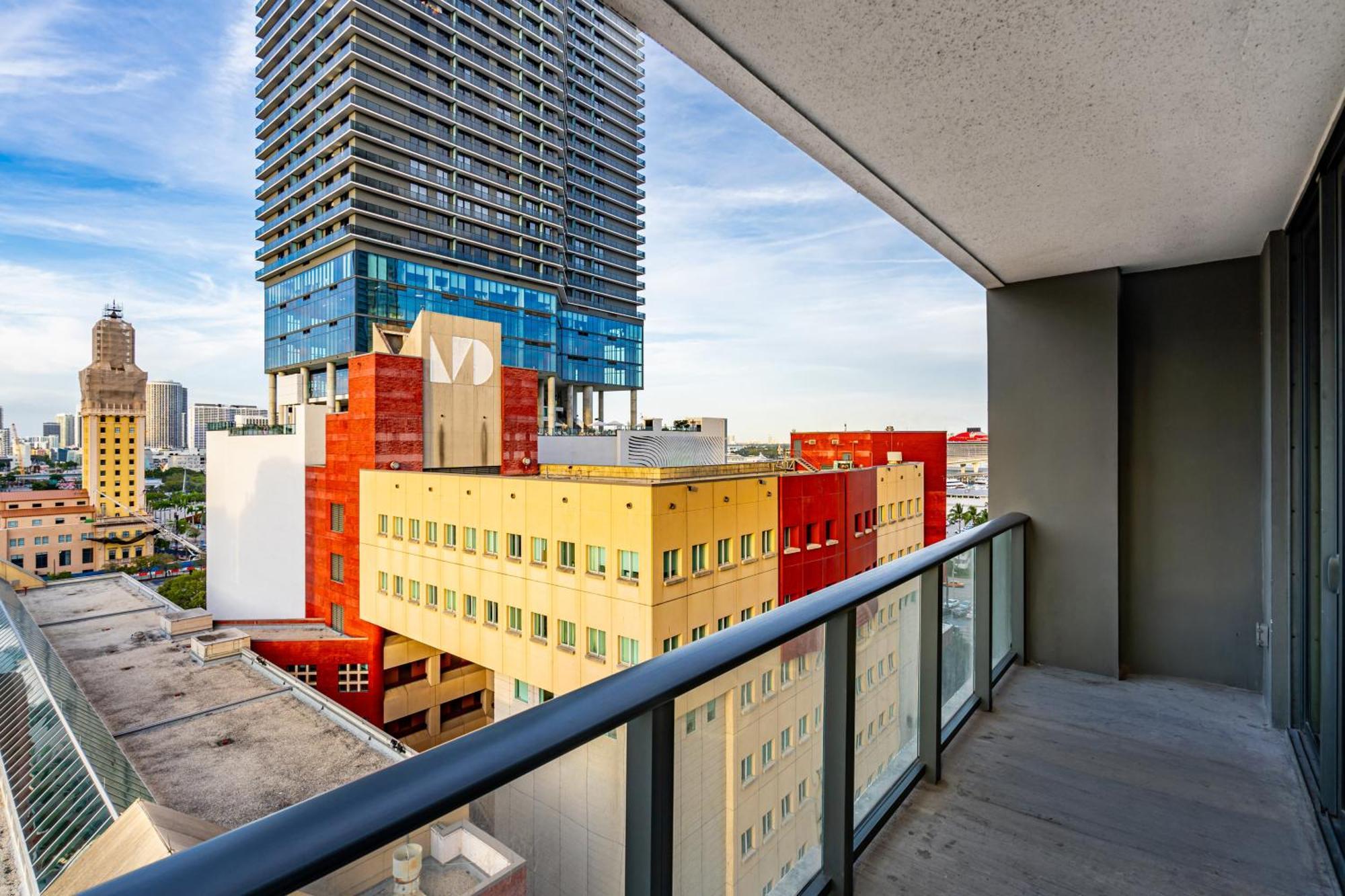 Incredible Unit In The Heart Of Downtown Apartment