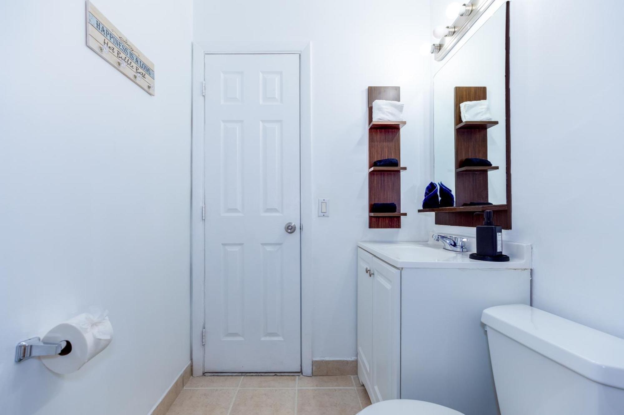 Stunning Escape Near Pet Friendly Apartamento