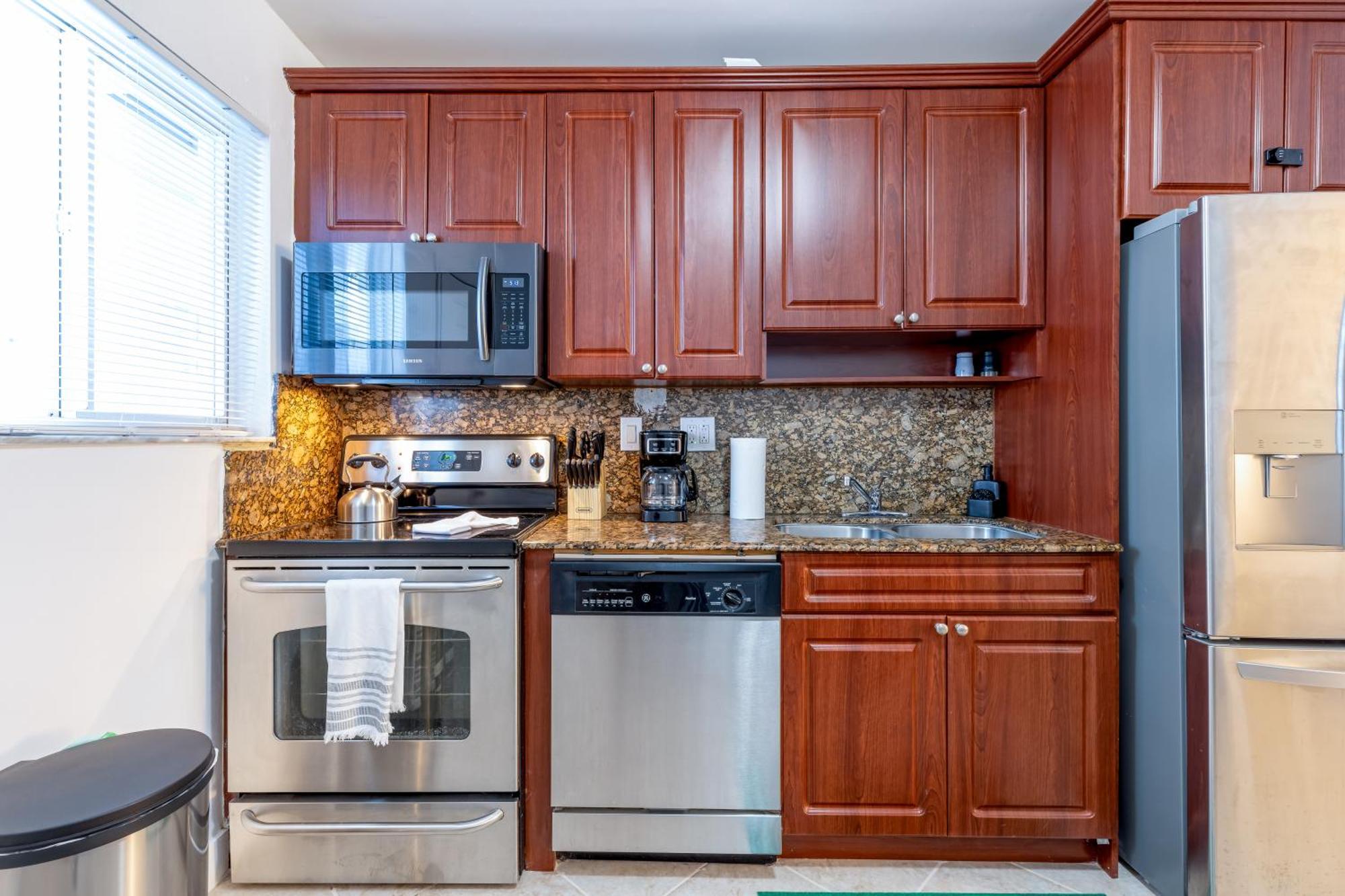 Stunning Escape Near Pet Friendly Apartamento