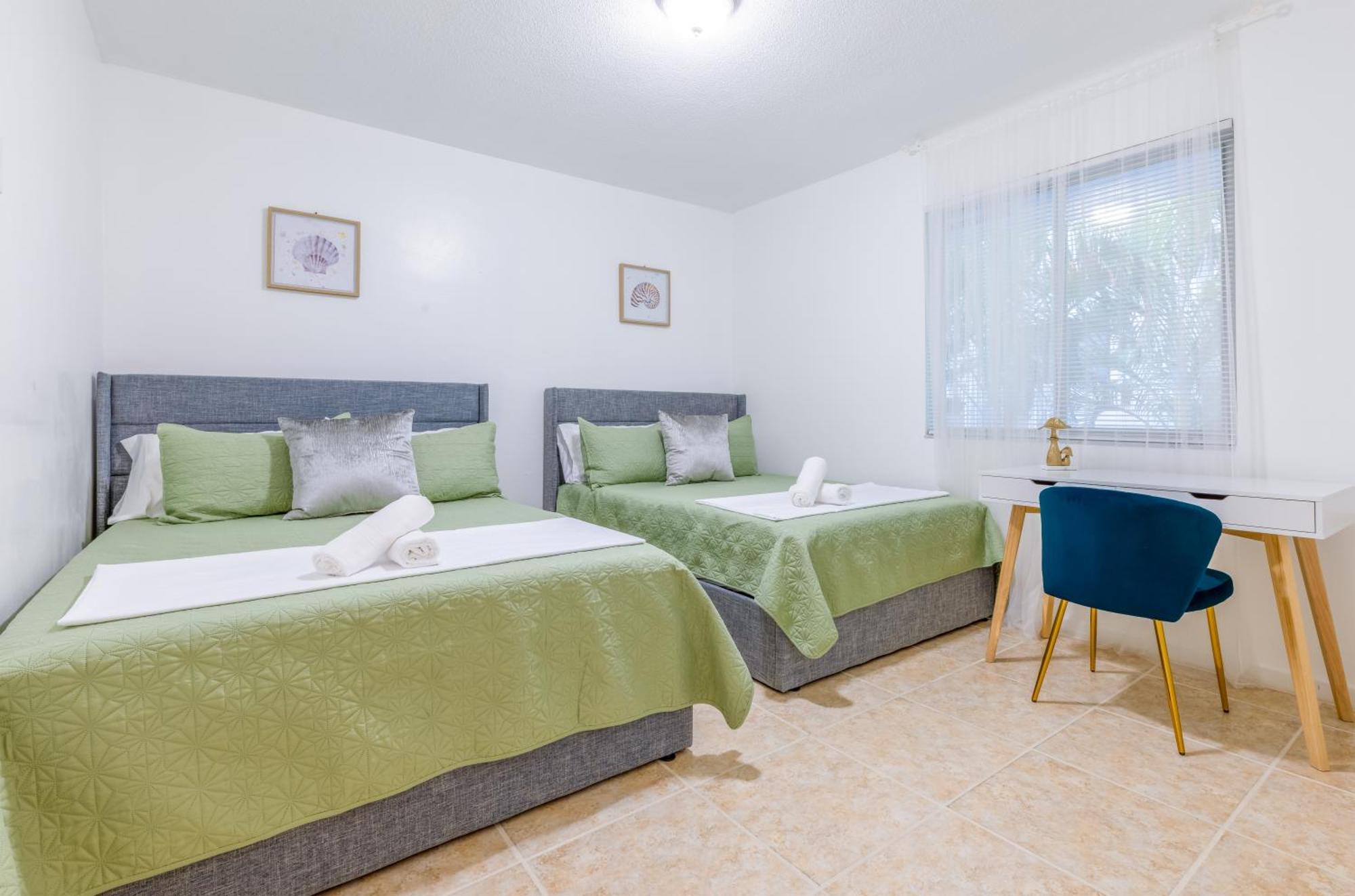Stunning Escape Near Pet Friendly Apartamento