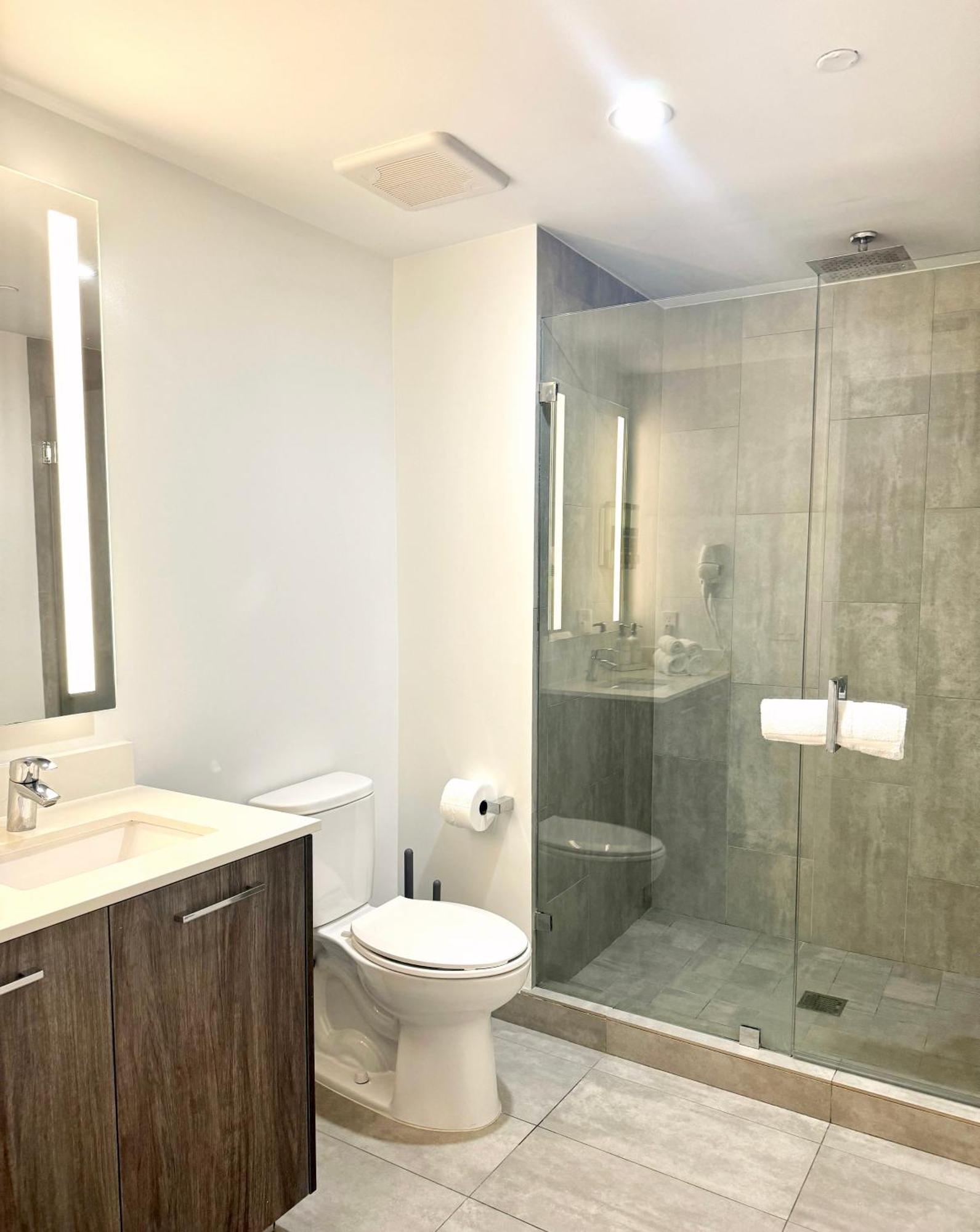 Modern & Chic Downtown One Block From Bayside Marketplace - Free Parking Apartment