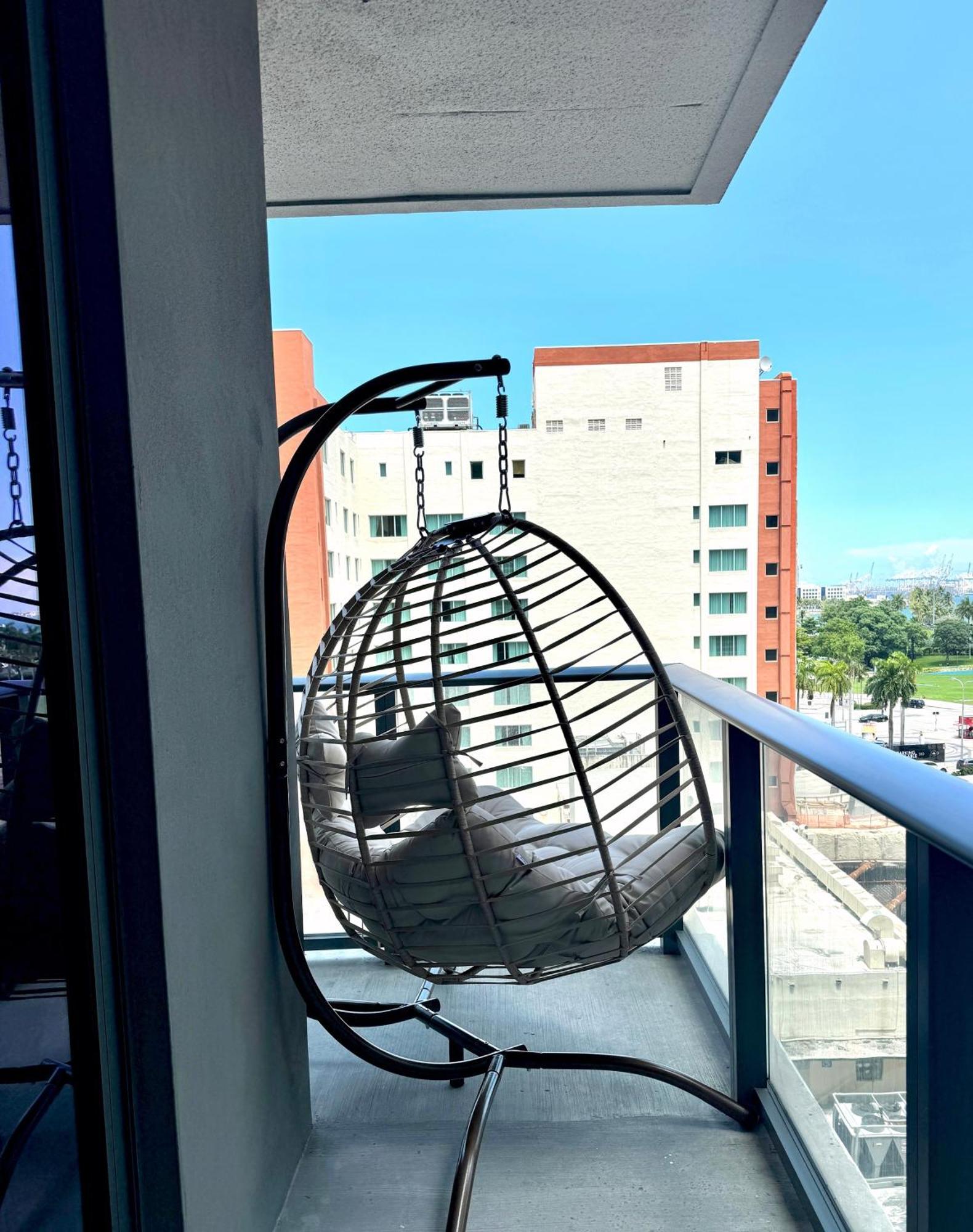 Modern & Chic Downtown One Block From Bayside Marketplace - Free Parking