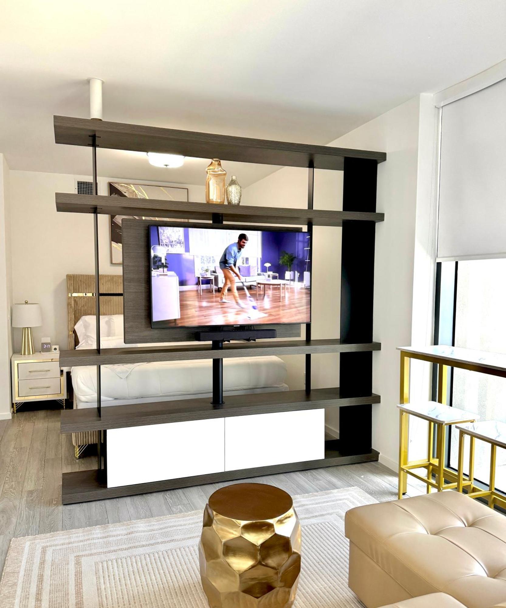 Modern & Chic Downtown One Block From Bayside Marketplace - Free Parking Apartment