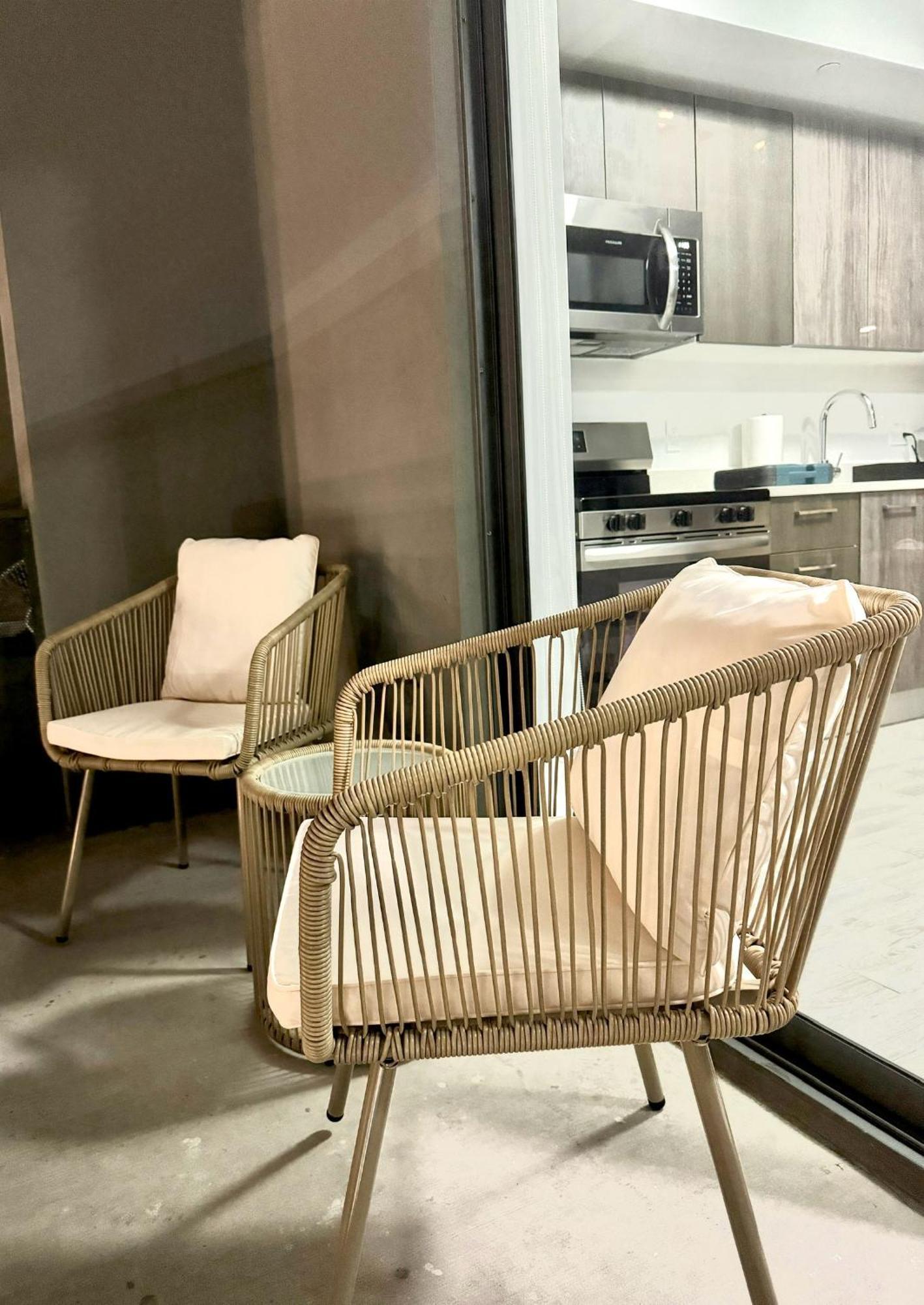 Apartment Modern & Chic Downtown One Block From Bayside Marketplace - Free Parking *