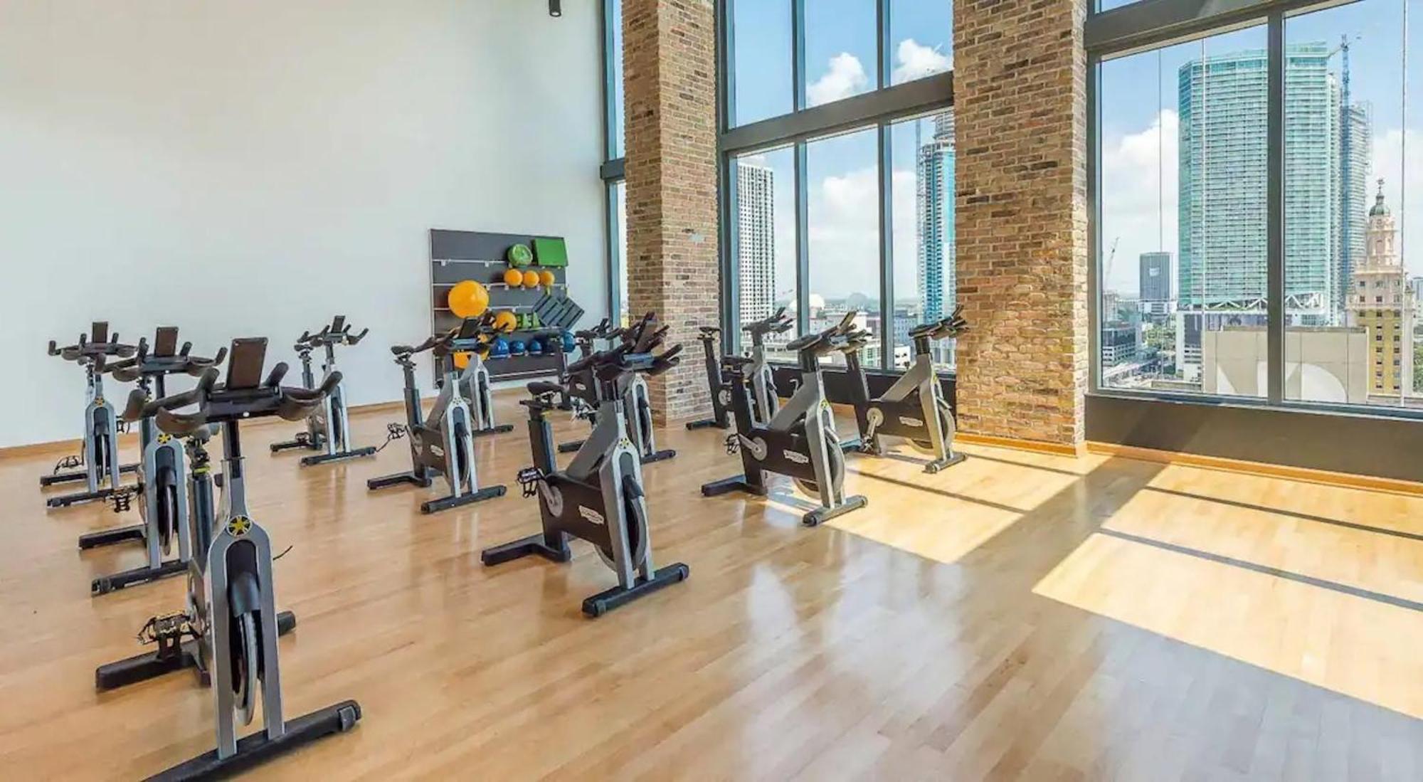 Modern & Chic Downtown One Block From Bayside Marketplace - Free Parking