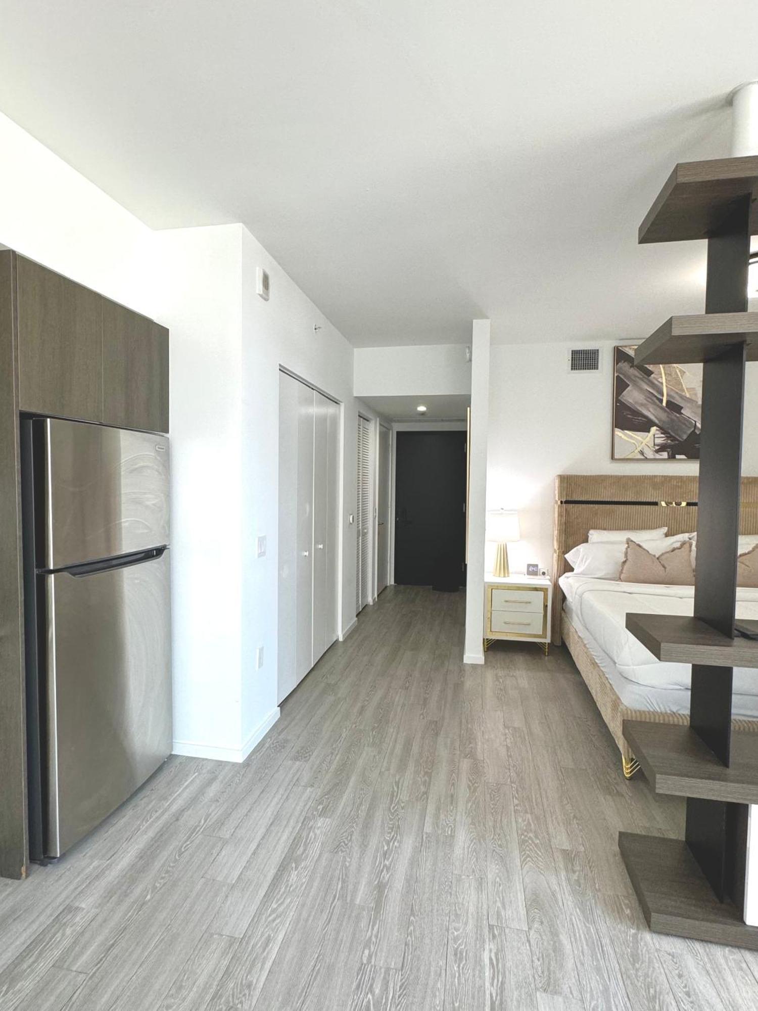 Modern & Chic Downtown One Block From Bayside Marketplace - Free Parking Apartment