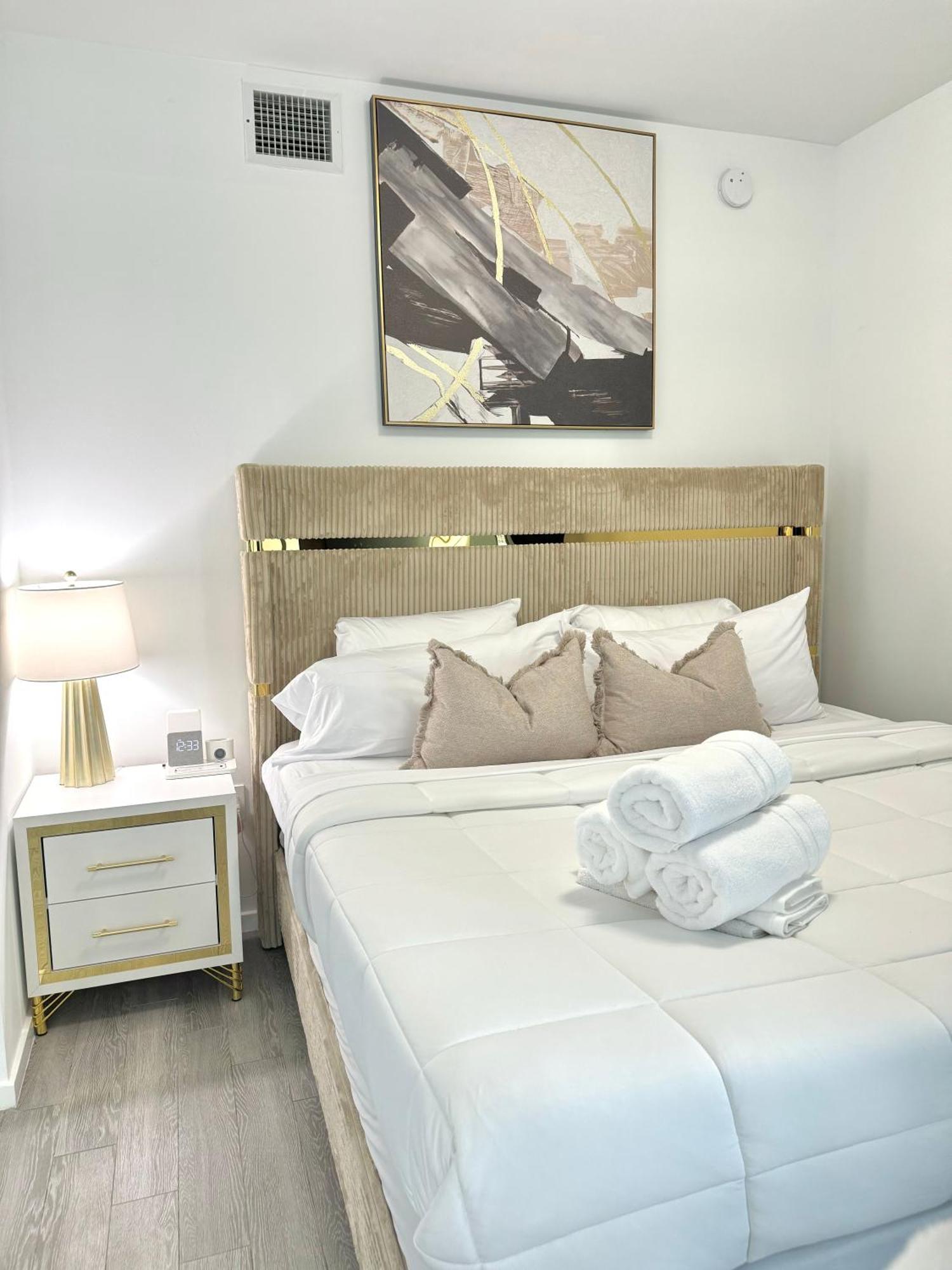 Modern & Chic Downtown One Block From Bayside Marketplace - Free Parking
