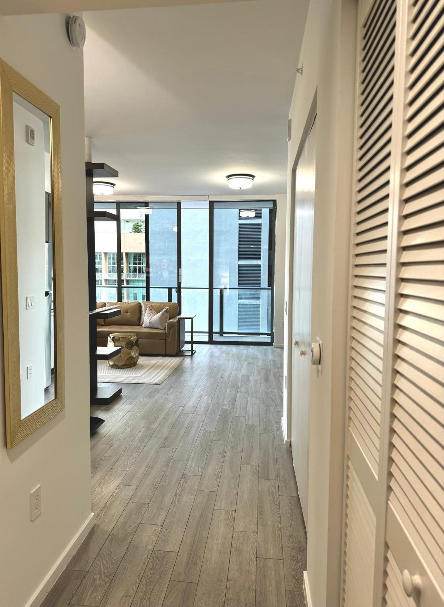 Modern & Chic Downtown One Block From Bayside Marketplace - Free Parking Apartment Miami