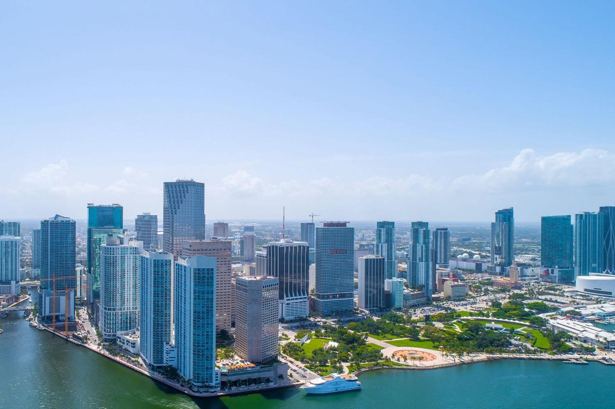 Explore Miami's Heat - Cozy Pool & Gym Apartment
