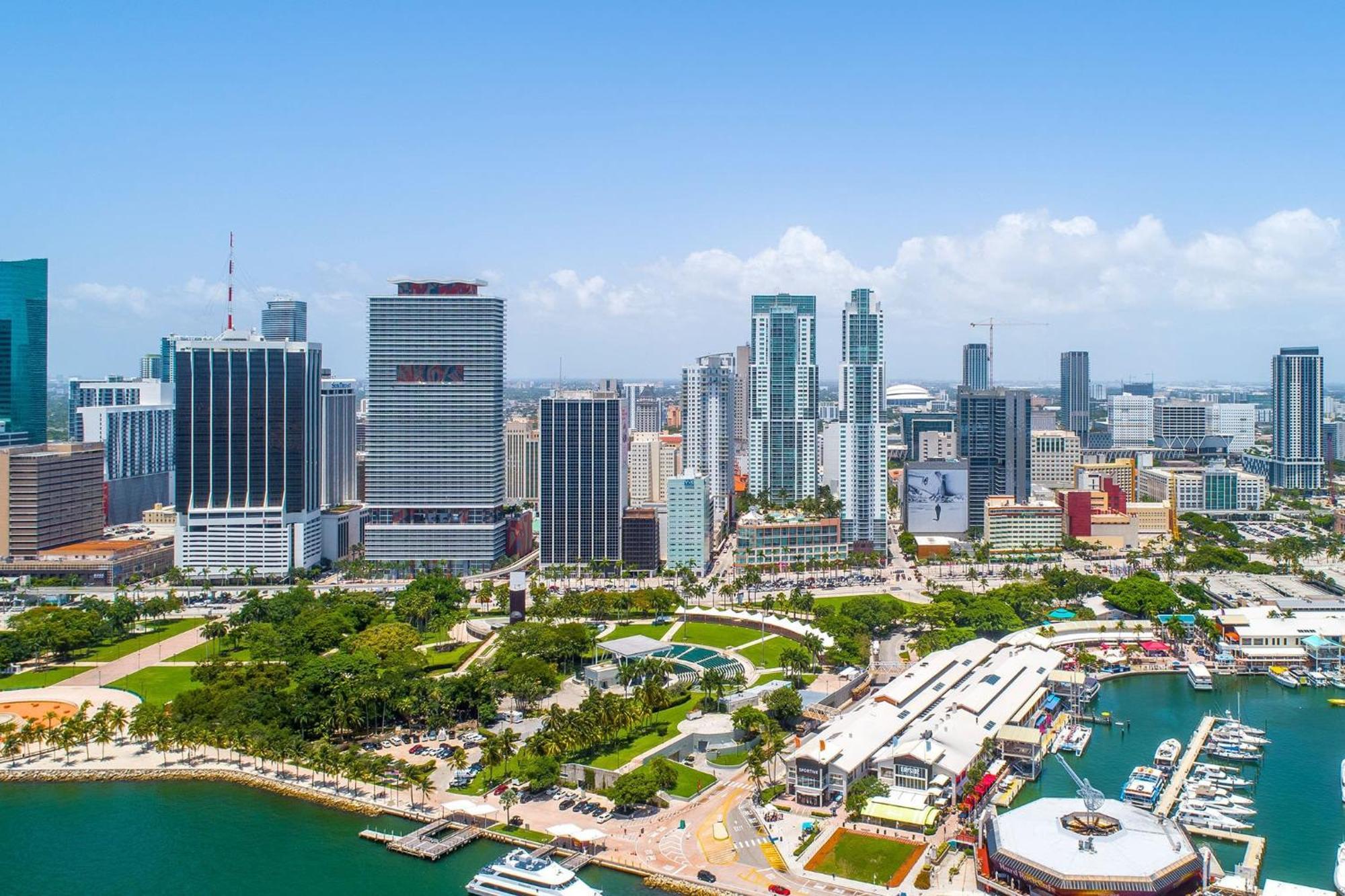 Explore Miami's Heat - Cozy Pool & Gym Apartment Miami