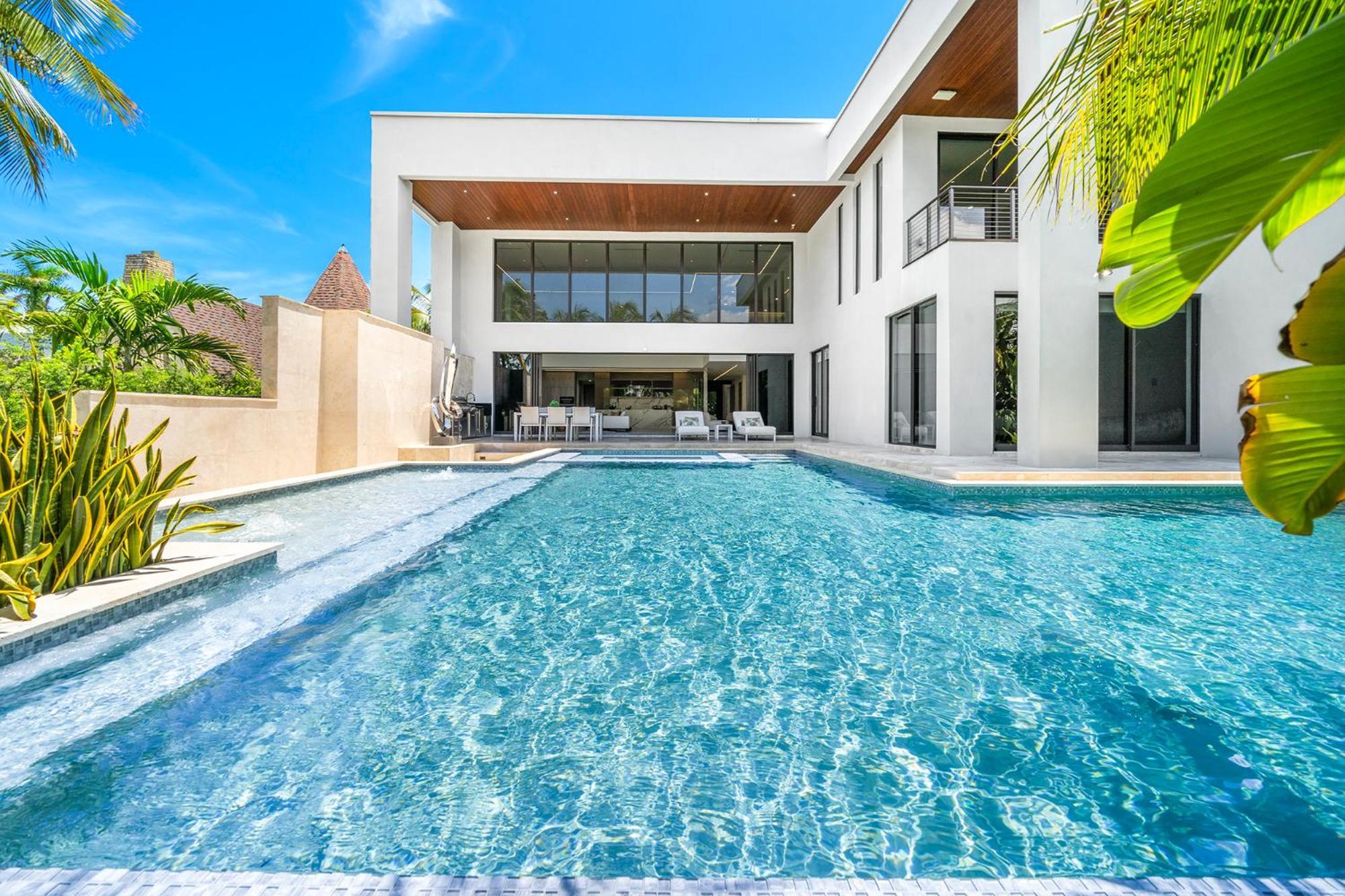 Waterfront 6 Bedrooms Sleeps 14 People Villa