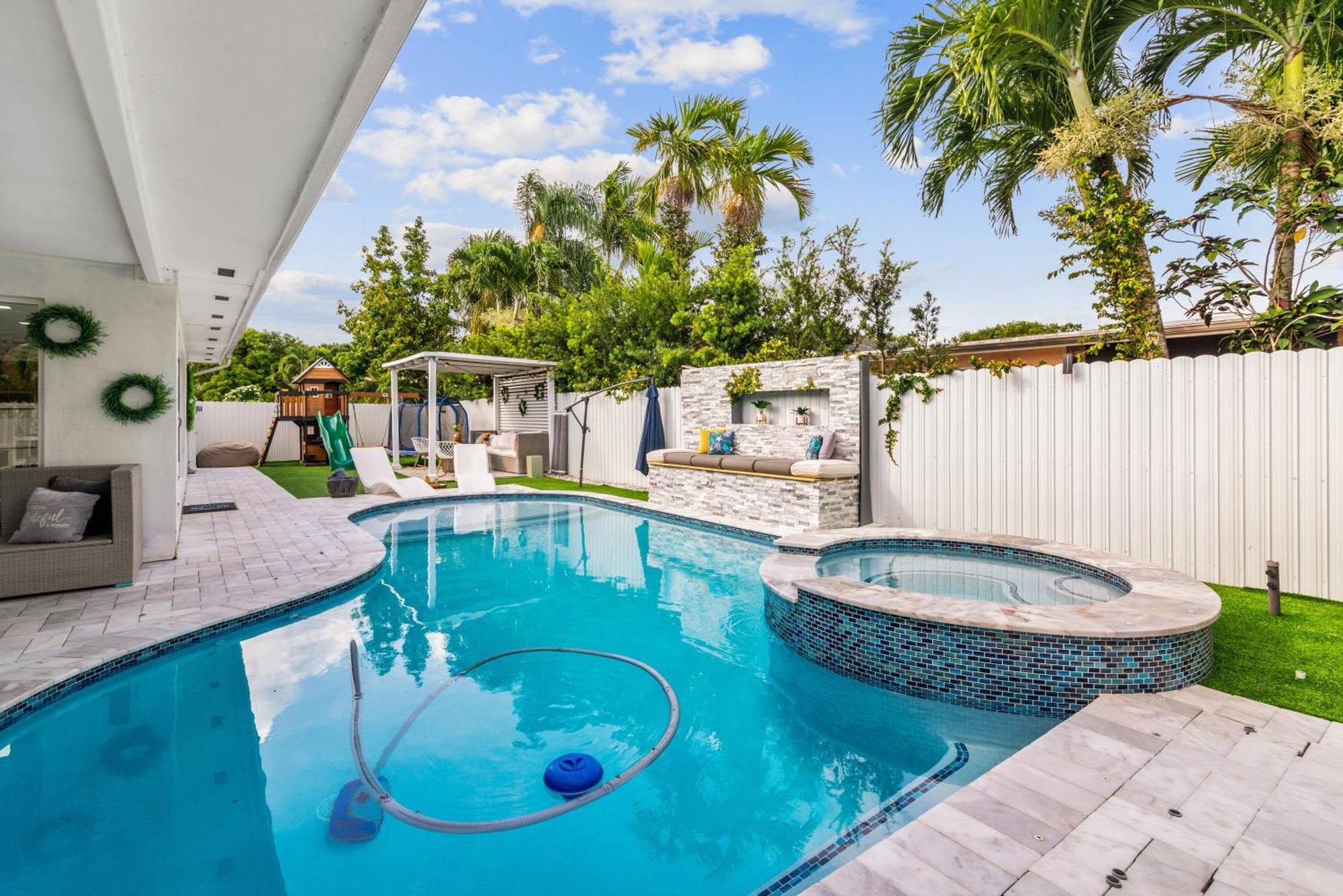 Luxury House W Heated Pool & Jacuzzi