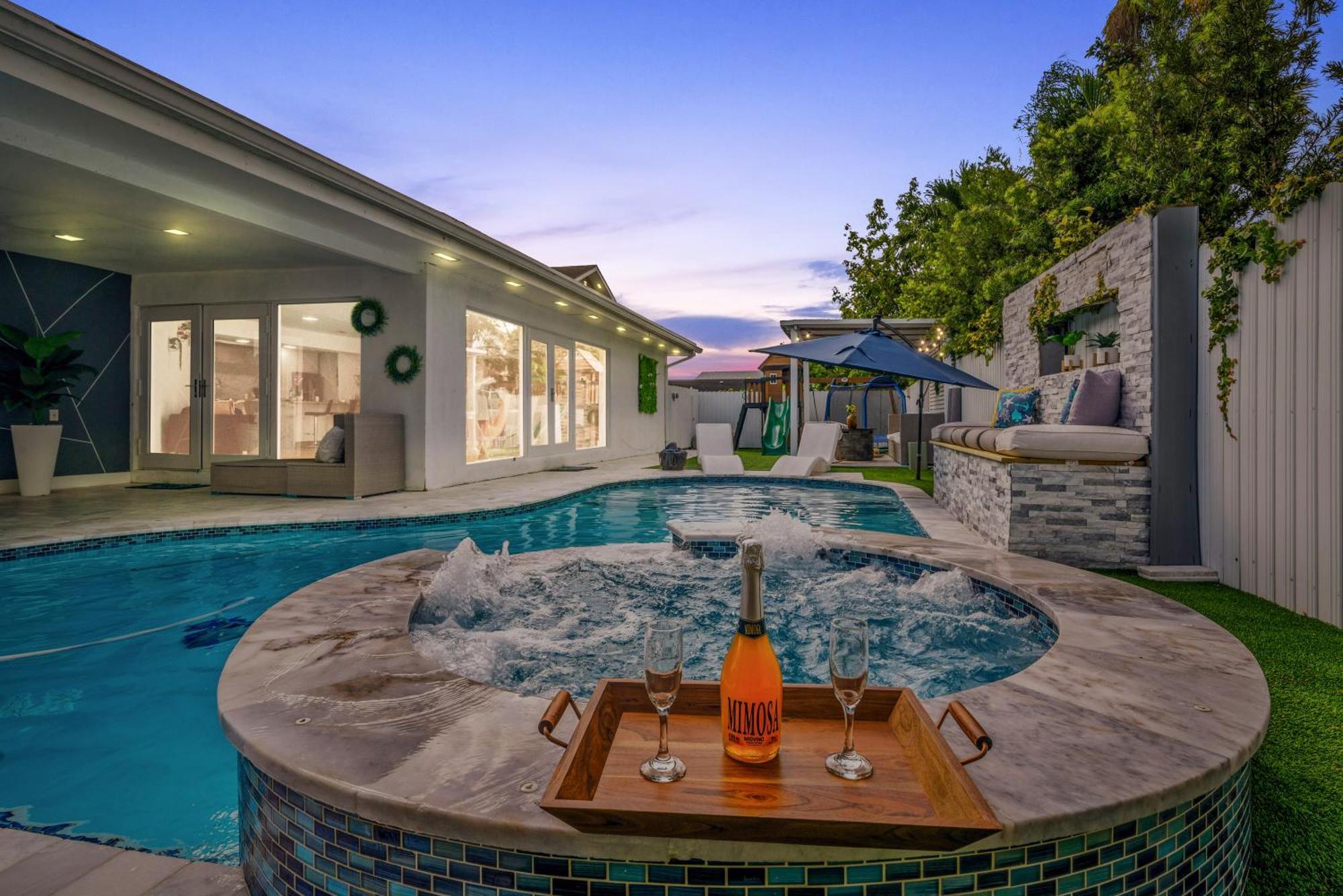 Holiday home Luxury House W Heated Pool & Jacuzzi *