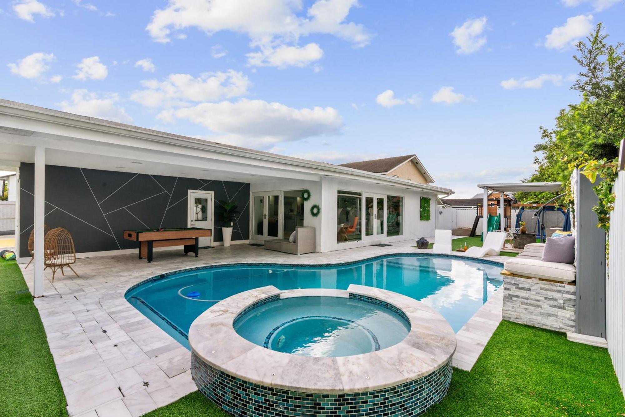 Luxury House W Heated Pool & Jacuzzi