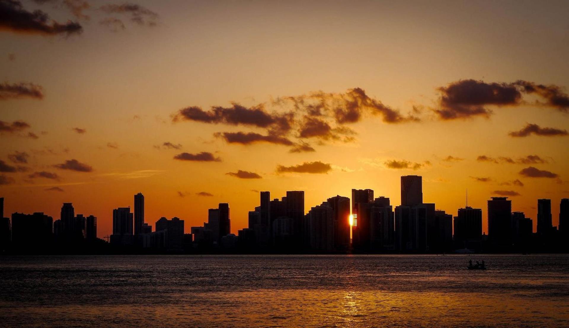 Sky-high Oasis Large Pool & Gym Apartment Miami
