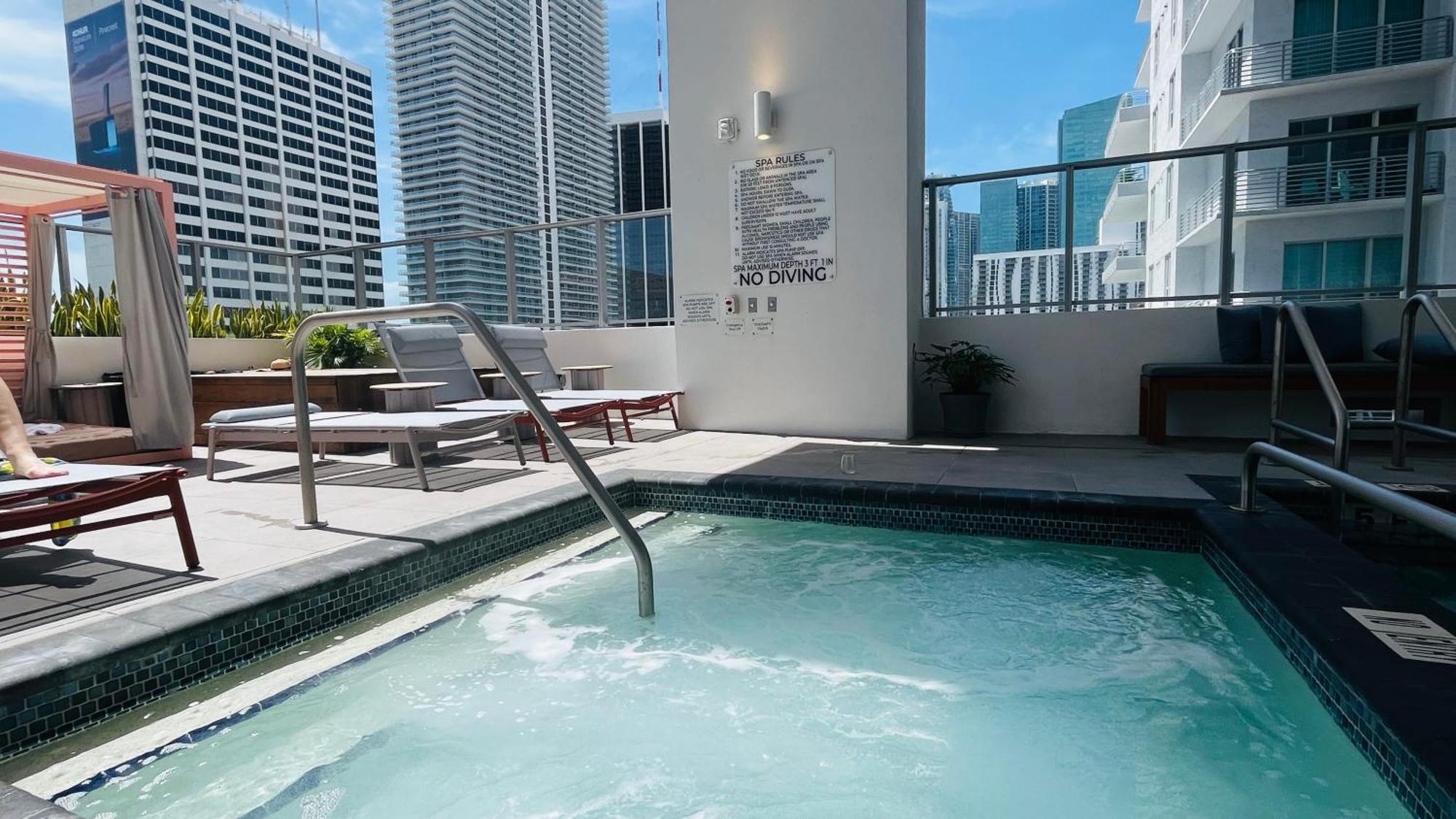 Apartment Sky-high Oasis Large Pool & Gym *