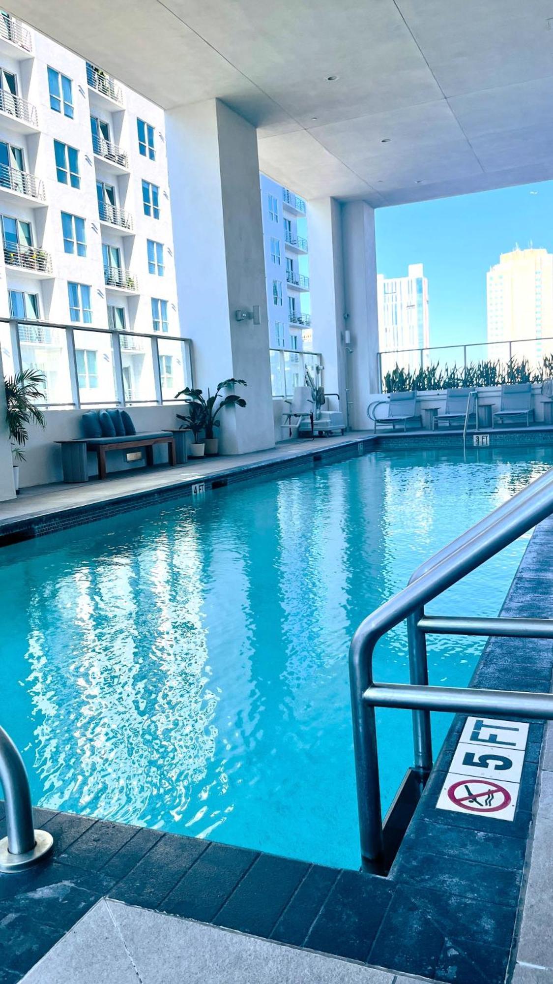 Apartment Sky-high Oasis Large Pool & Gym Miami