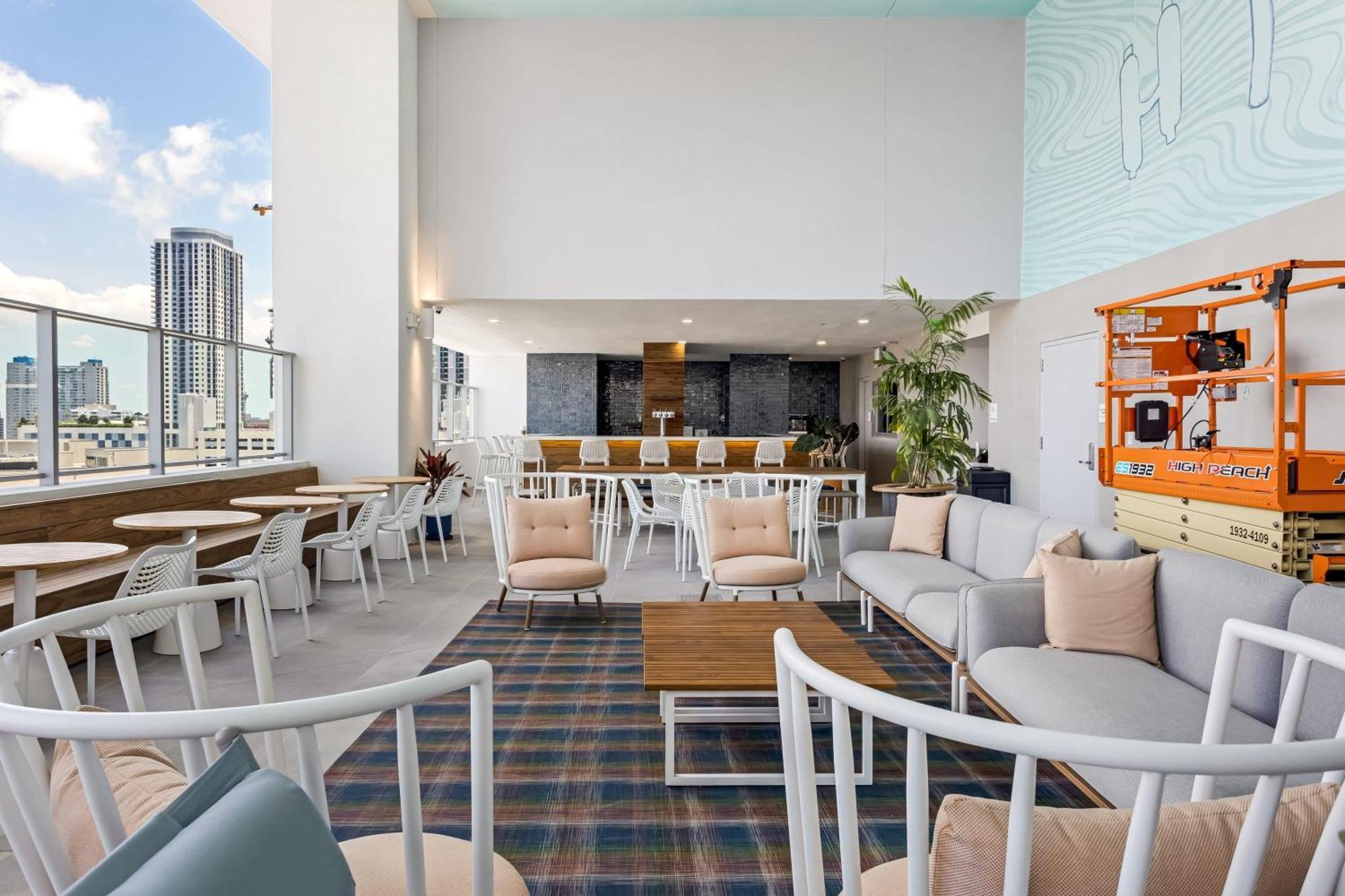 Sky-high Oasis Large Pool & Gym Miami