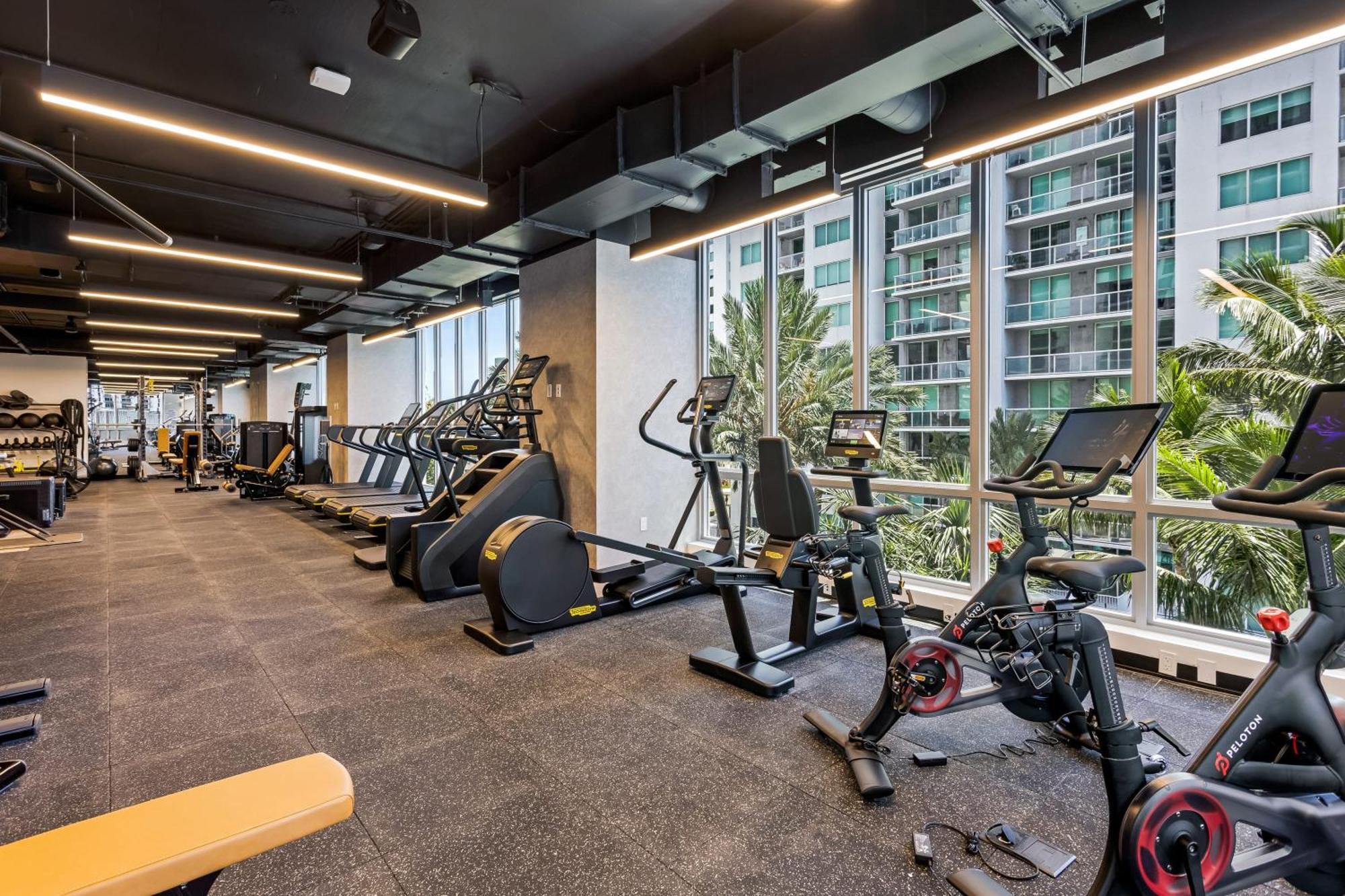 Apartment Sky-high Oasis Large Pool & Gym Miami