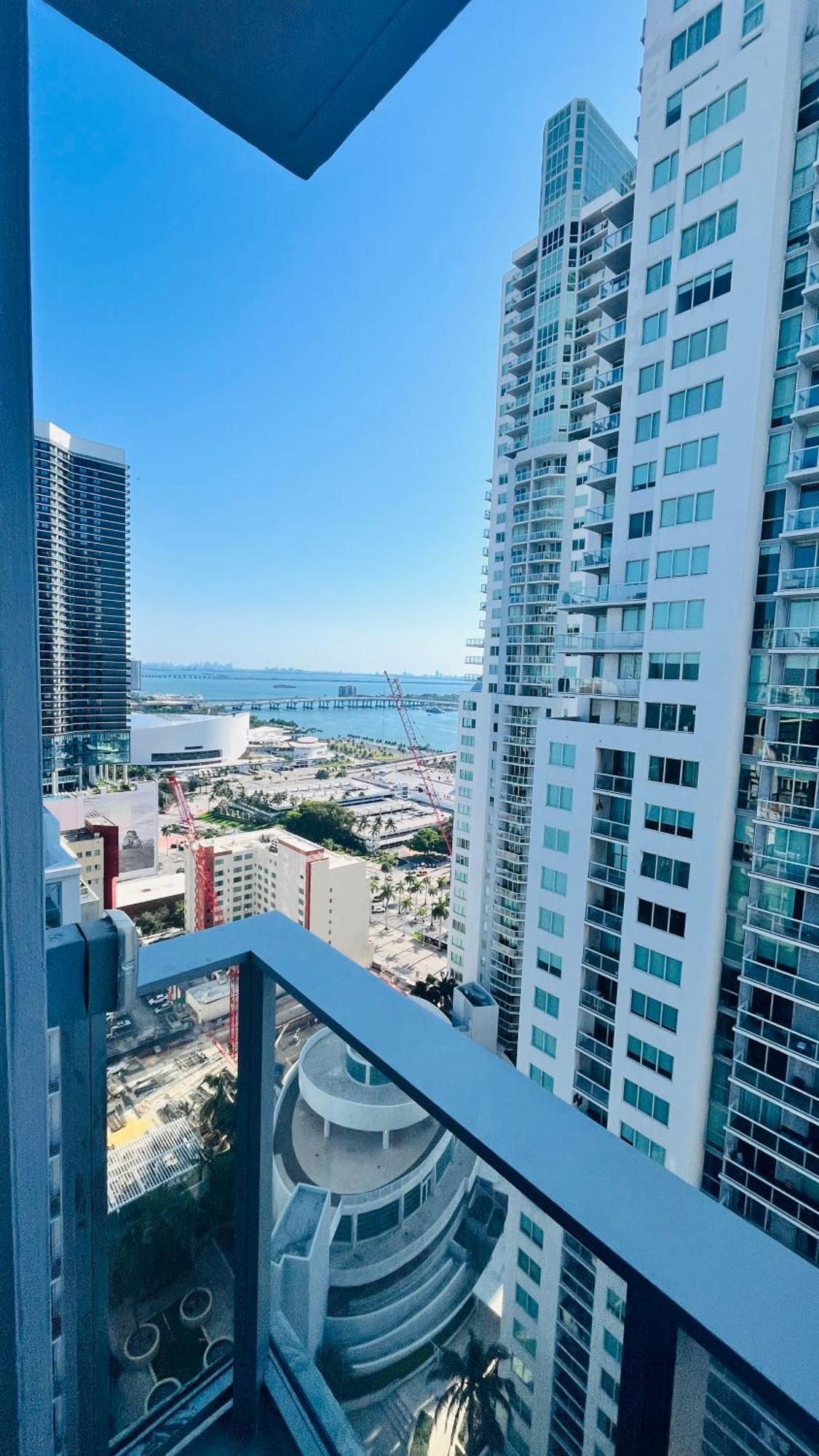 Sky-high Oasis Large Pool & Gym Apartment