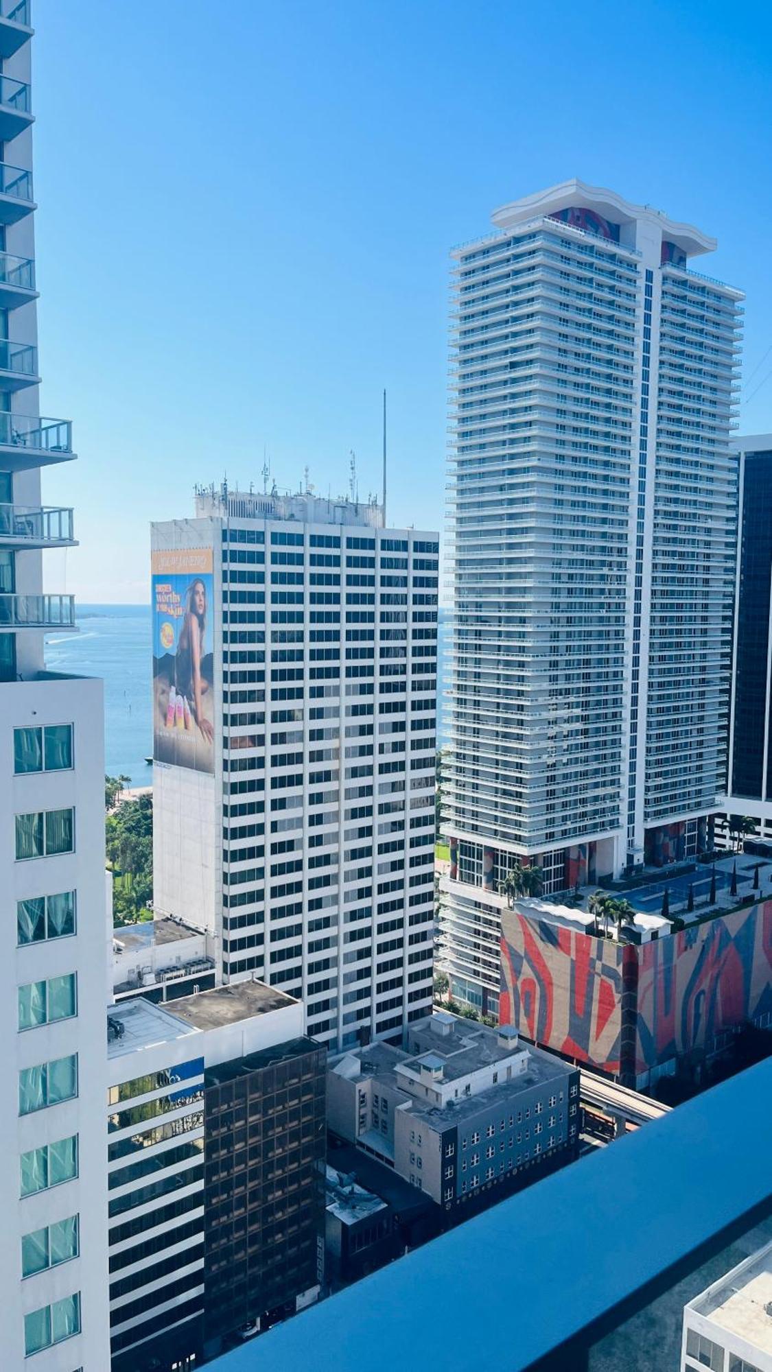 Apartment Sky-high Oasis Large Pool & Gym *