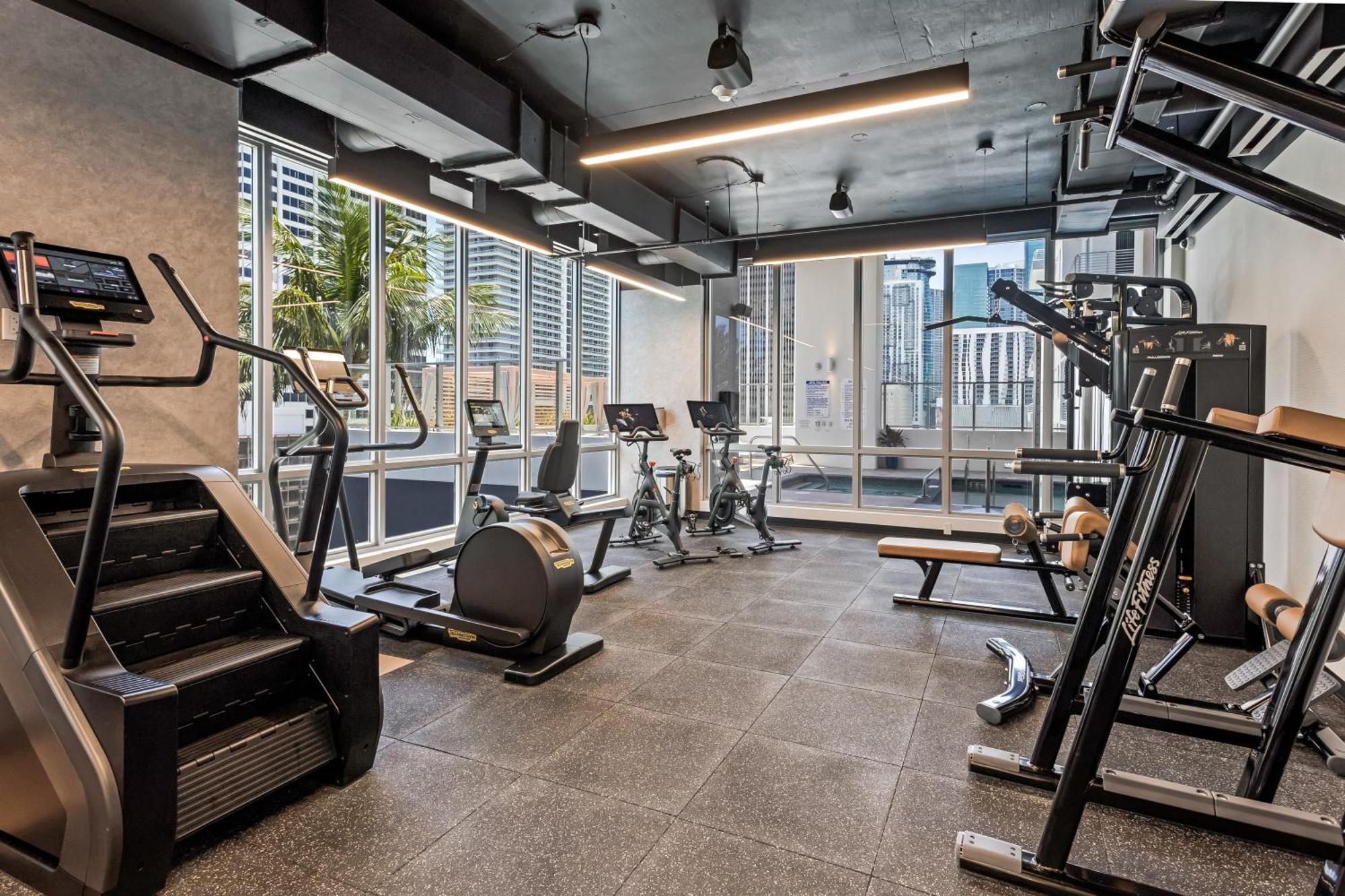 Sky-high Oasis Large Pool & Gym Apartment Miami
